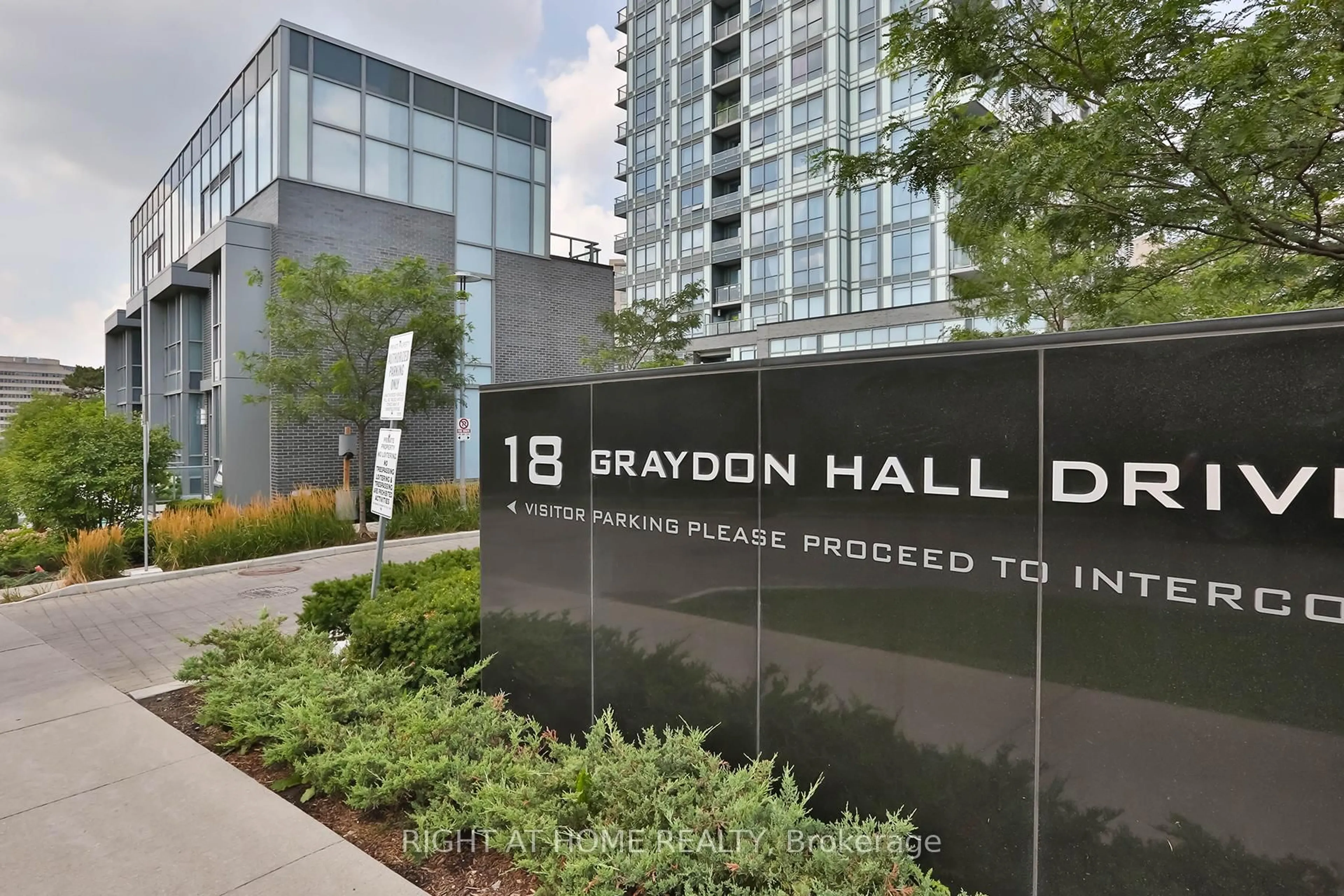 Indoor foyer for 18 Graydon Hall Dr #709, Toronto Ontario M3A 0A4