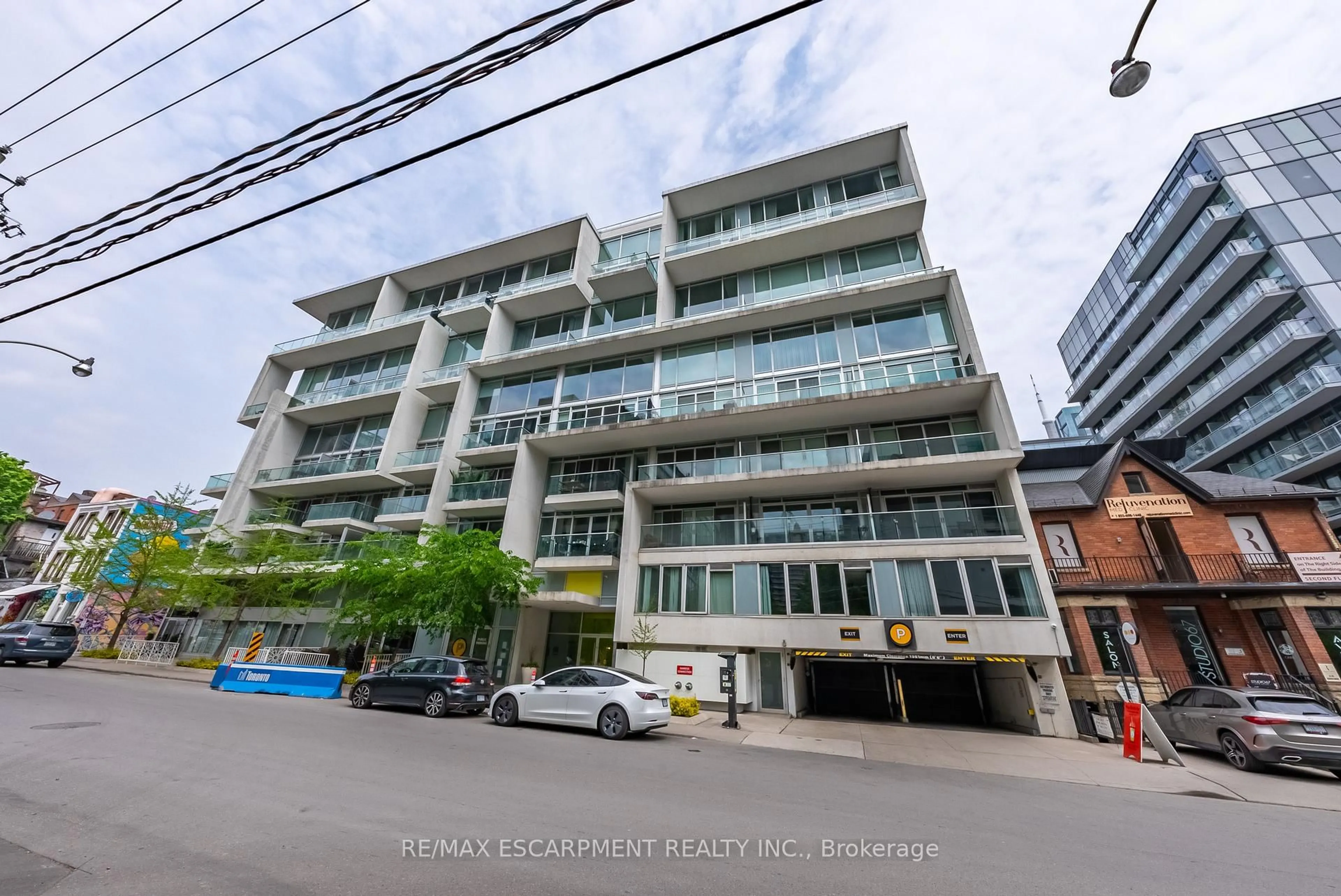 Patio, building for 75 Portland St #428, Toronto Ontario M5V 2M9