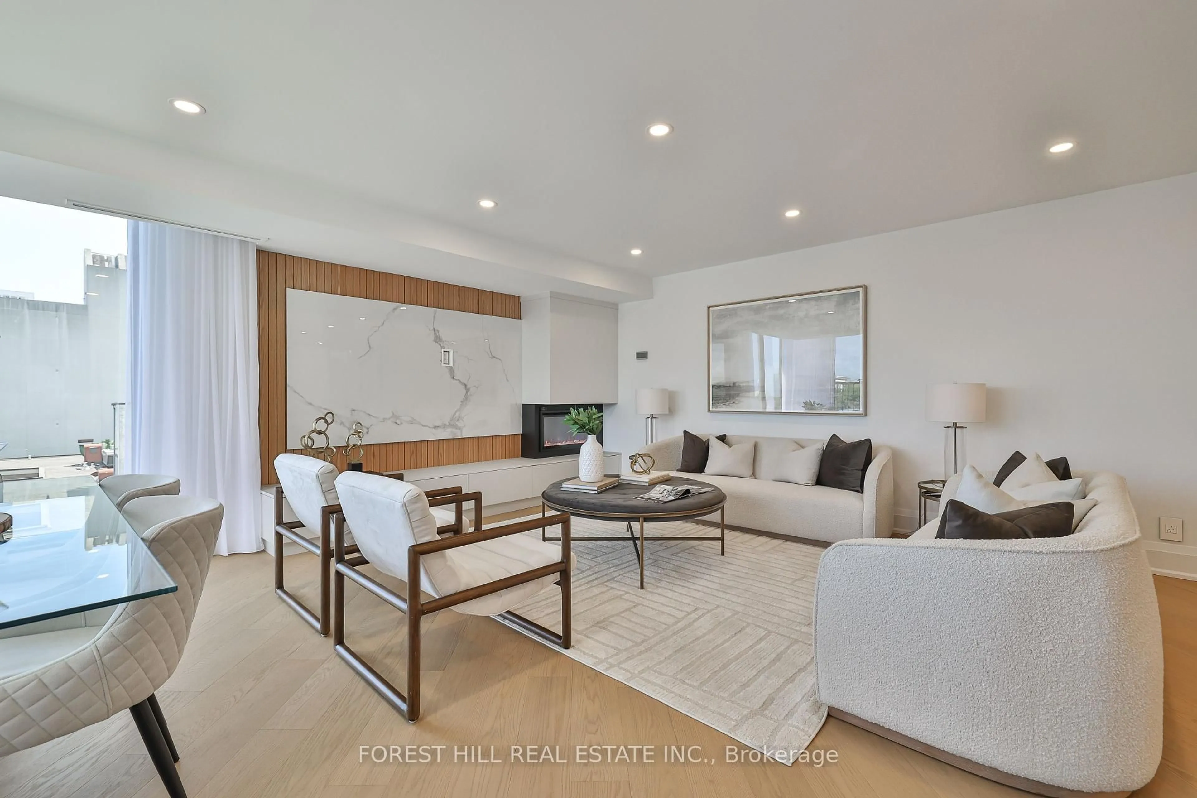 Living room with furniture, unknown for 447 Walmer Rd #808, Toronto Ontario M5P 2X9