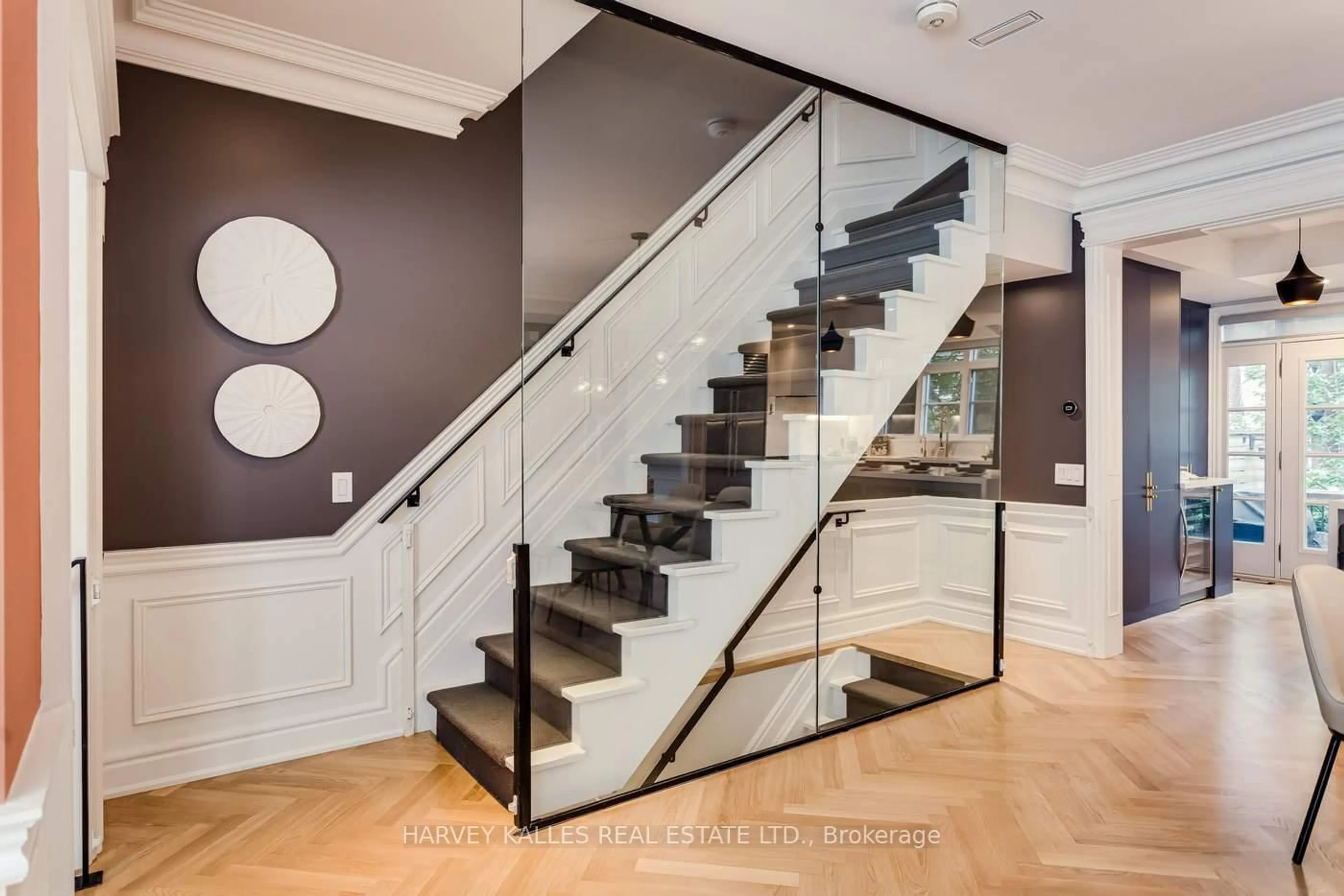 Stairs for 106 Belmont St, Toronto Ontario M5R 1P8