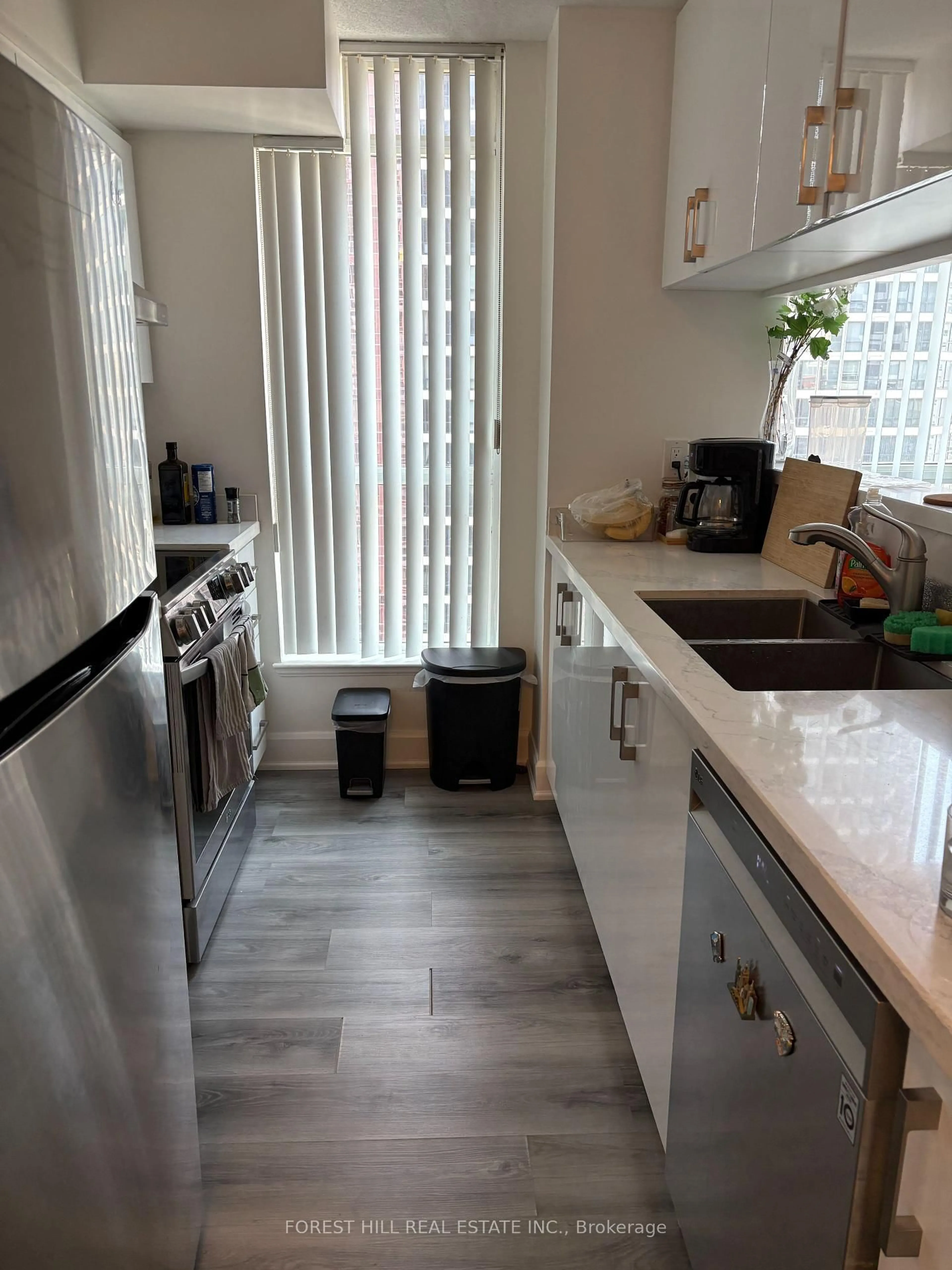 Standard kitchen, ceramic/tile floor for 24 Wellesley St #1605, Toronto Ontario M4Y 2X6