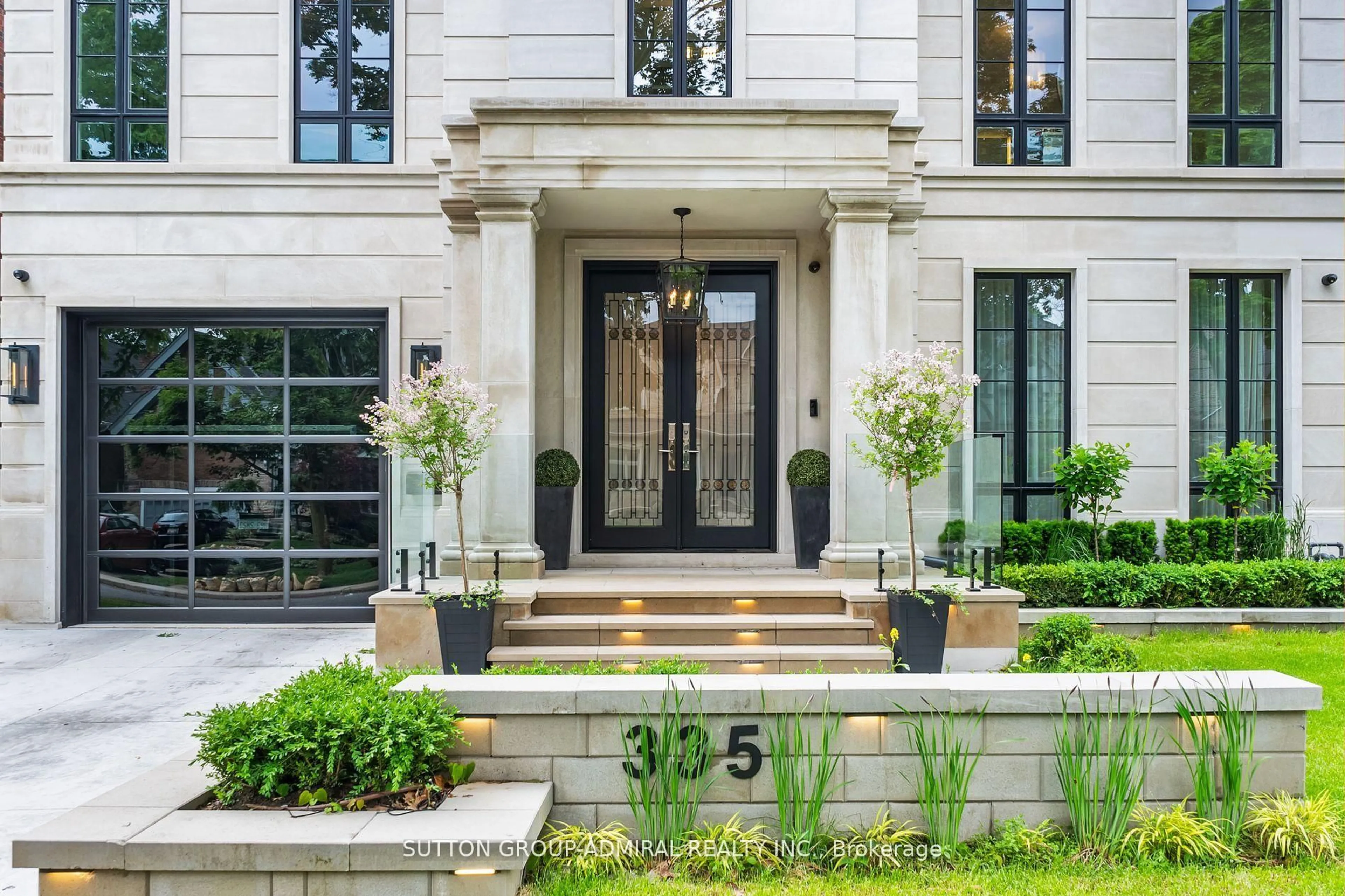 Indoor entryway for 335 Lytton Blvd, Toronto Ontario M5N 1R9