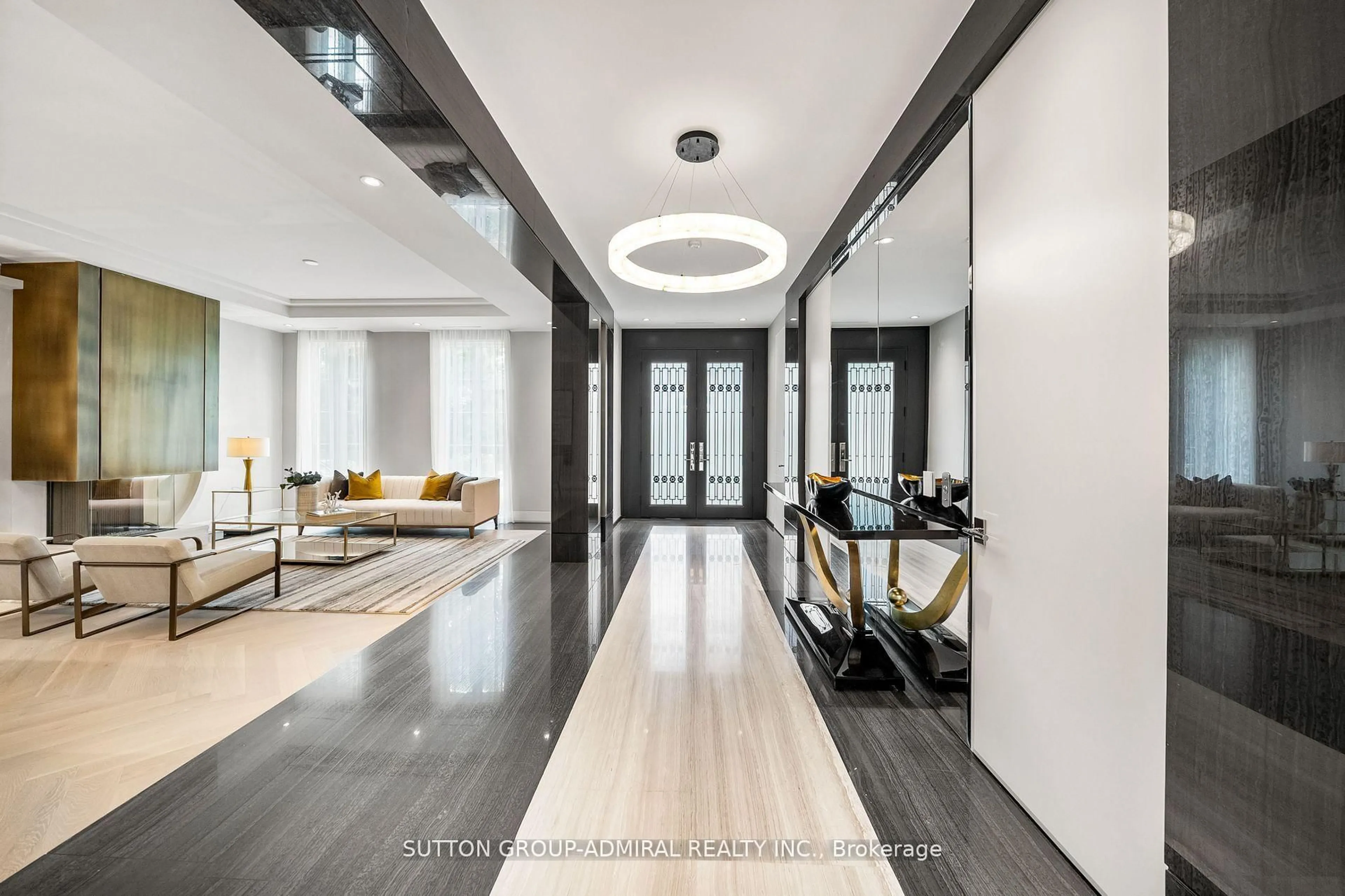Indoor foyer for 335 Lytton Blvd, Toronto Ontario M5N 1R9