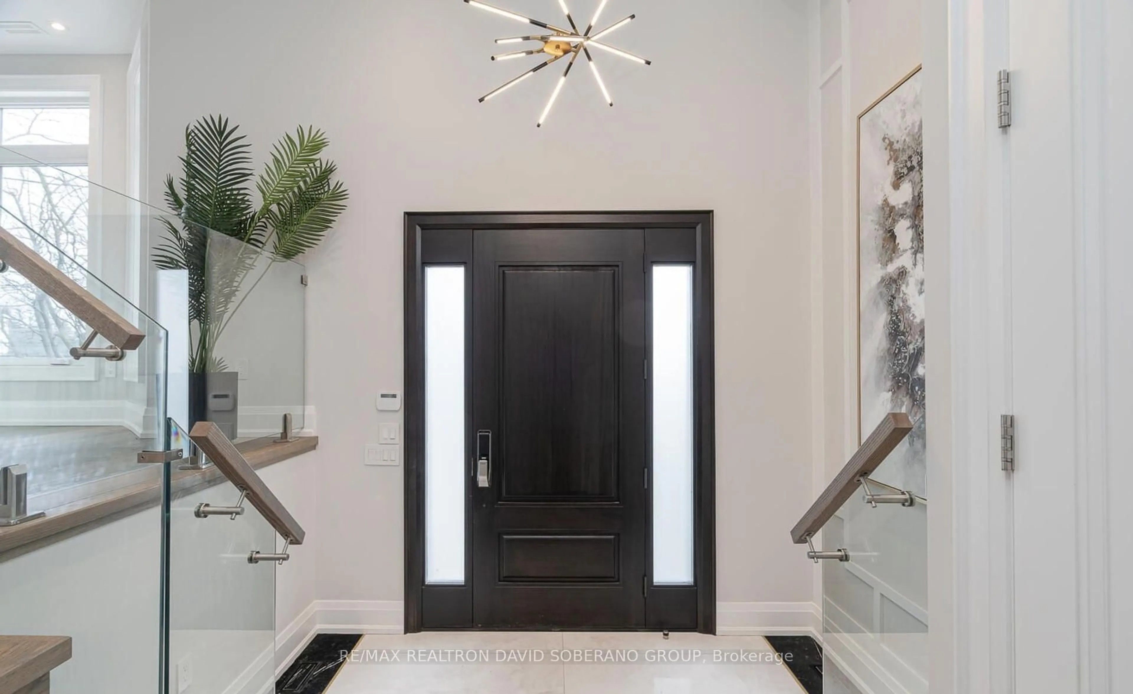 Indoor entryway for 106 Allingham Gdns, Toronto Ontario M3H 1Y2