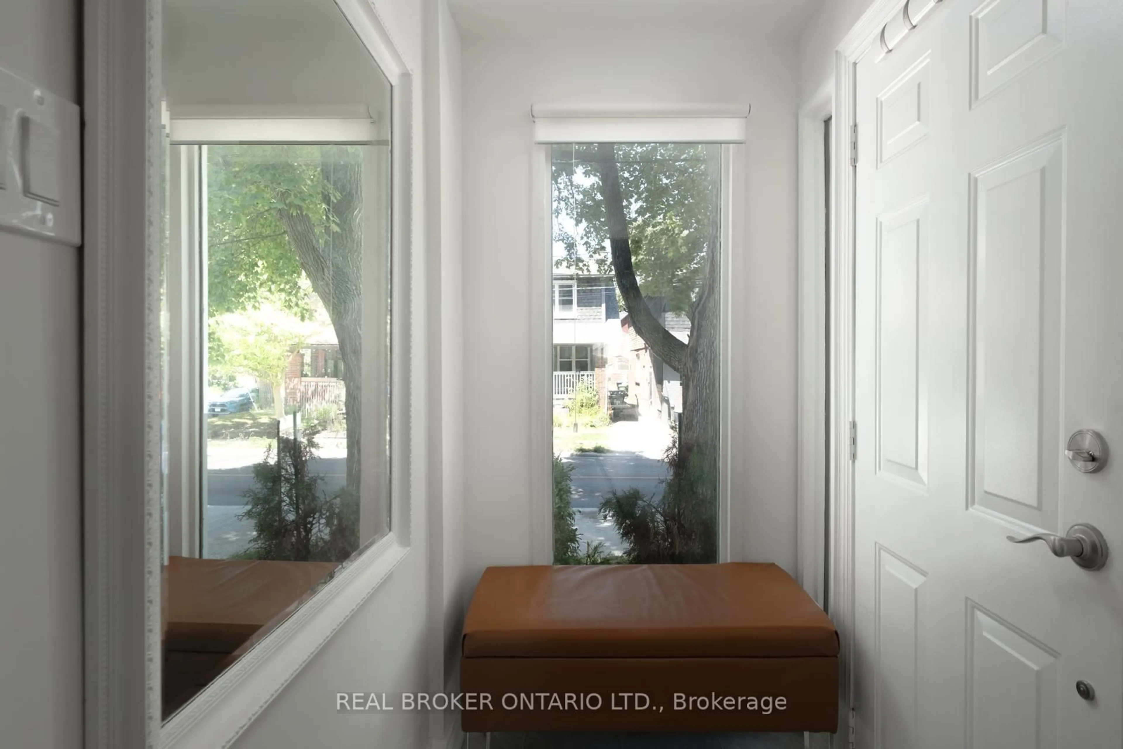 Indoor entryway for 411 Davisville Ave, Toronto Ontario M4S 1H4