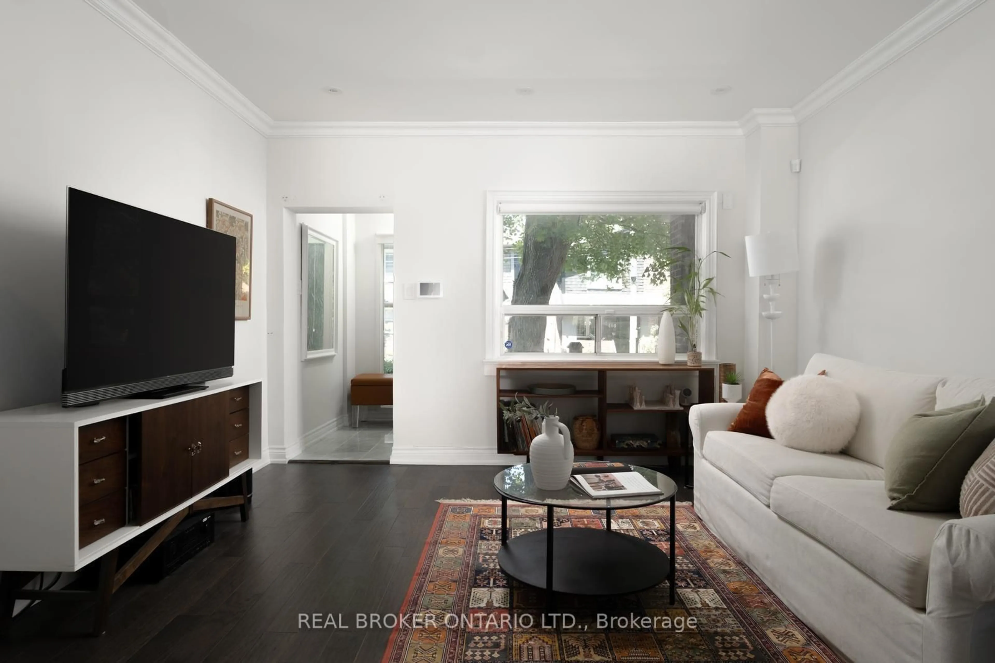 Living room with furniture, wood/laminate floor for 411 Davisville Ave, Toronto Ontario M4S 1H4