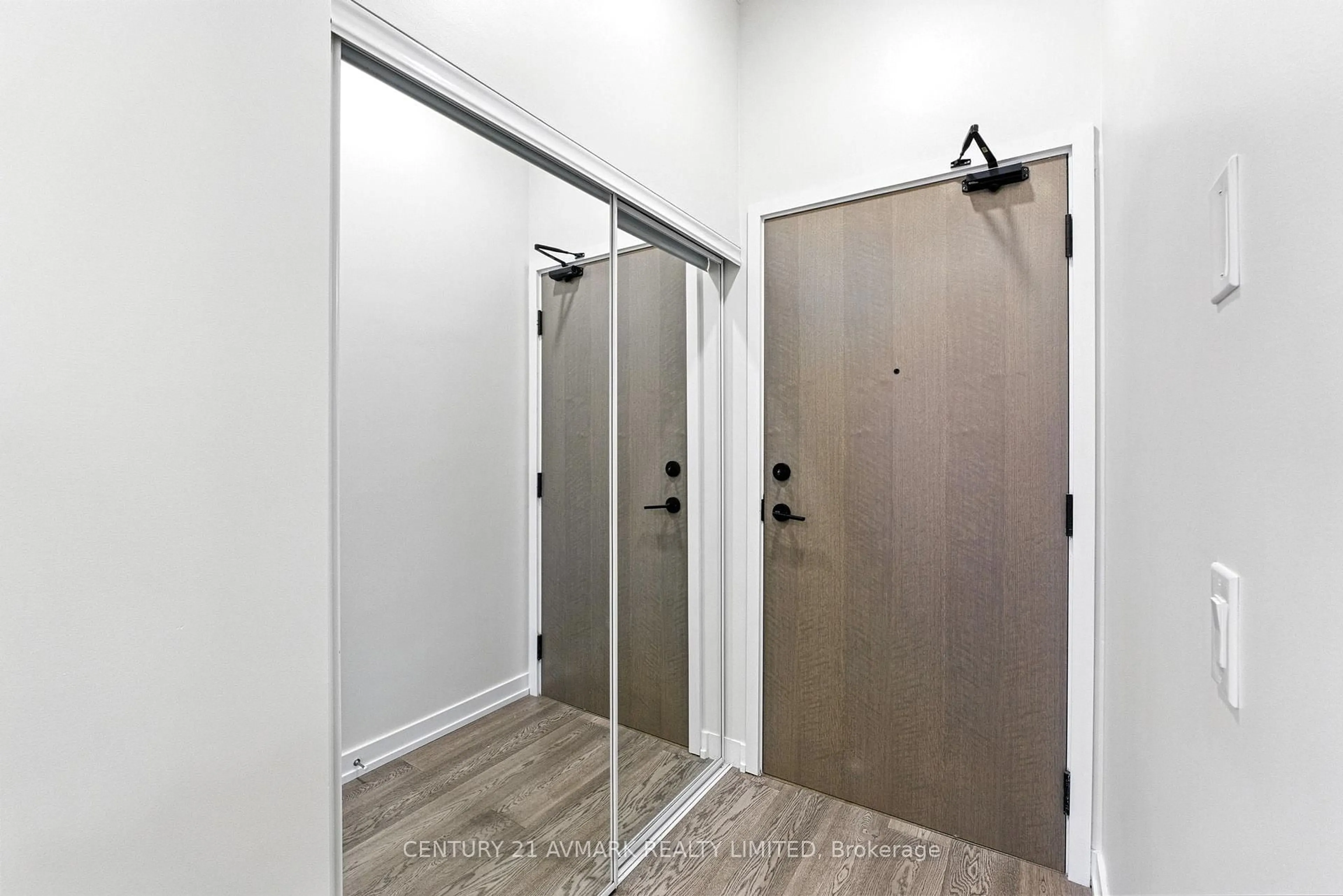 Indoor entryway for 34 TUBMAN Ave #305, Toronto Ontario M5A 0R2