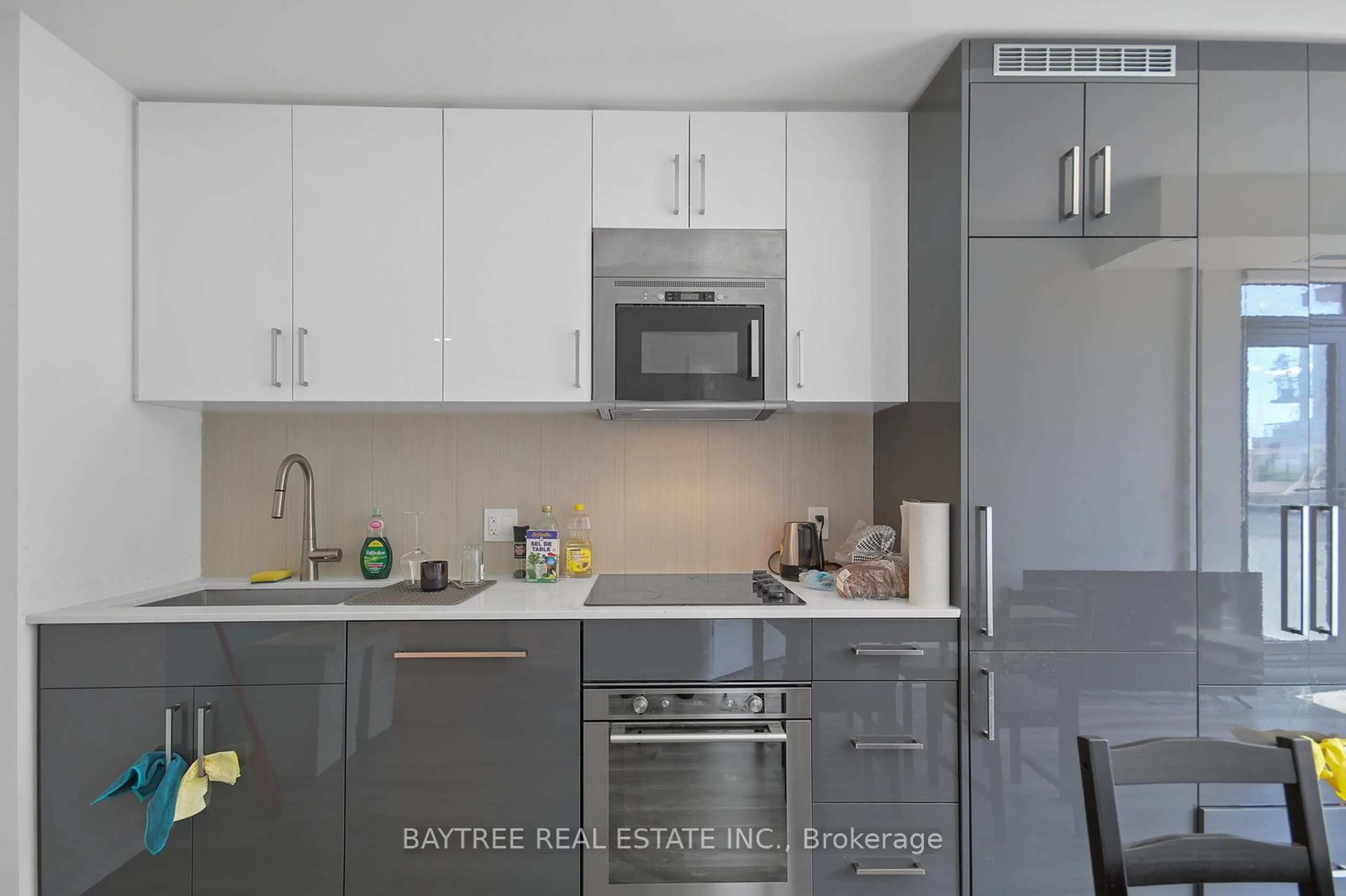 Standard kitchen, unknown for 840 St Clair Ave #613, Toronto Ontario M6C 0A4