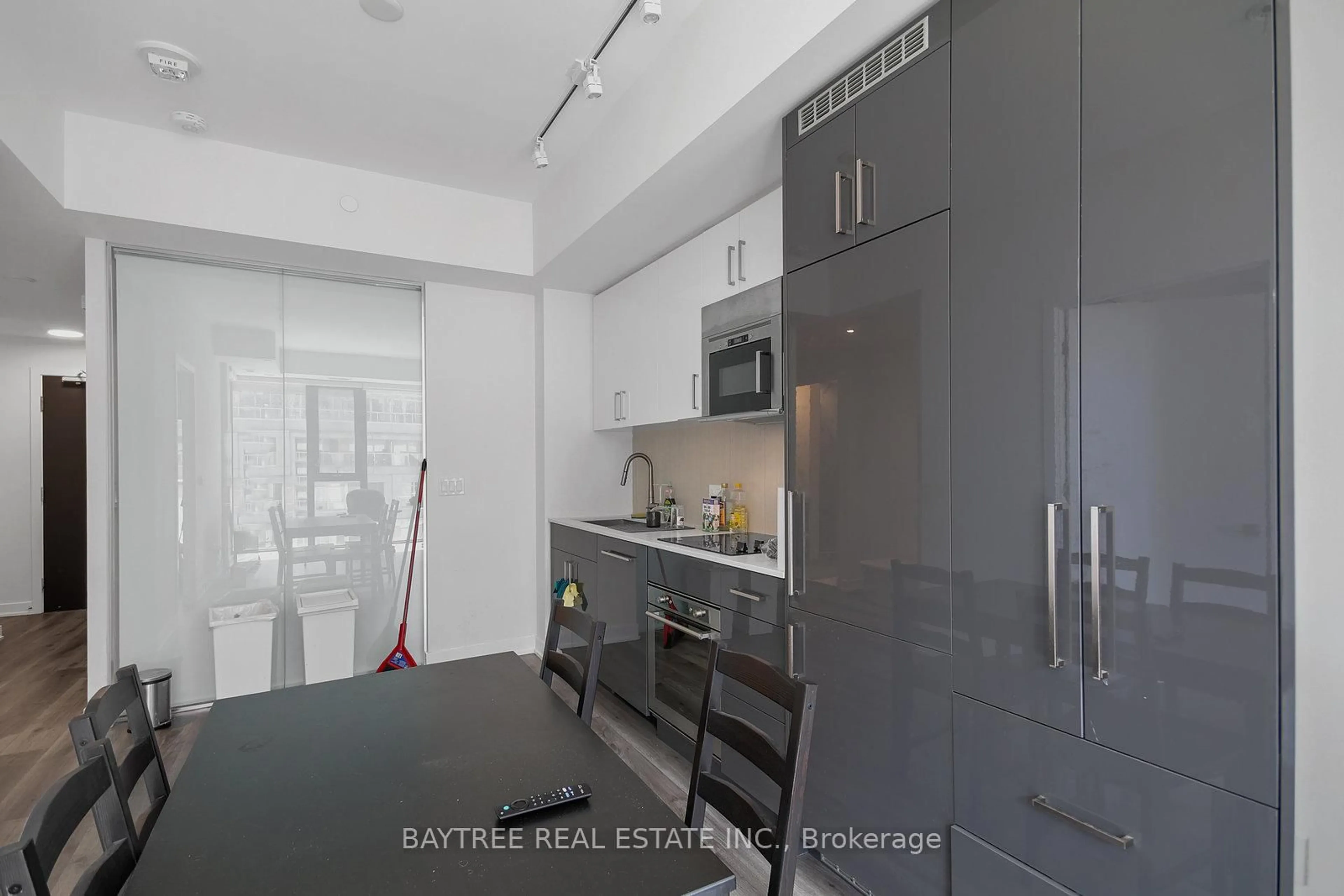 Standard kitchen, unknown for 840 St Clair Ave #613, Toronto Ontario M6C 0A4