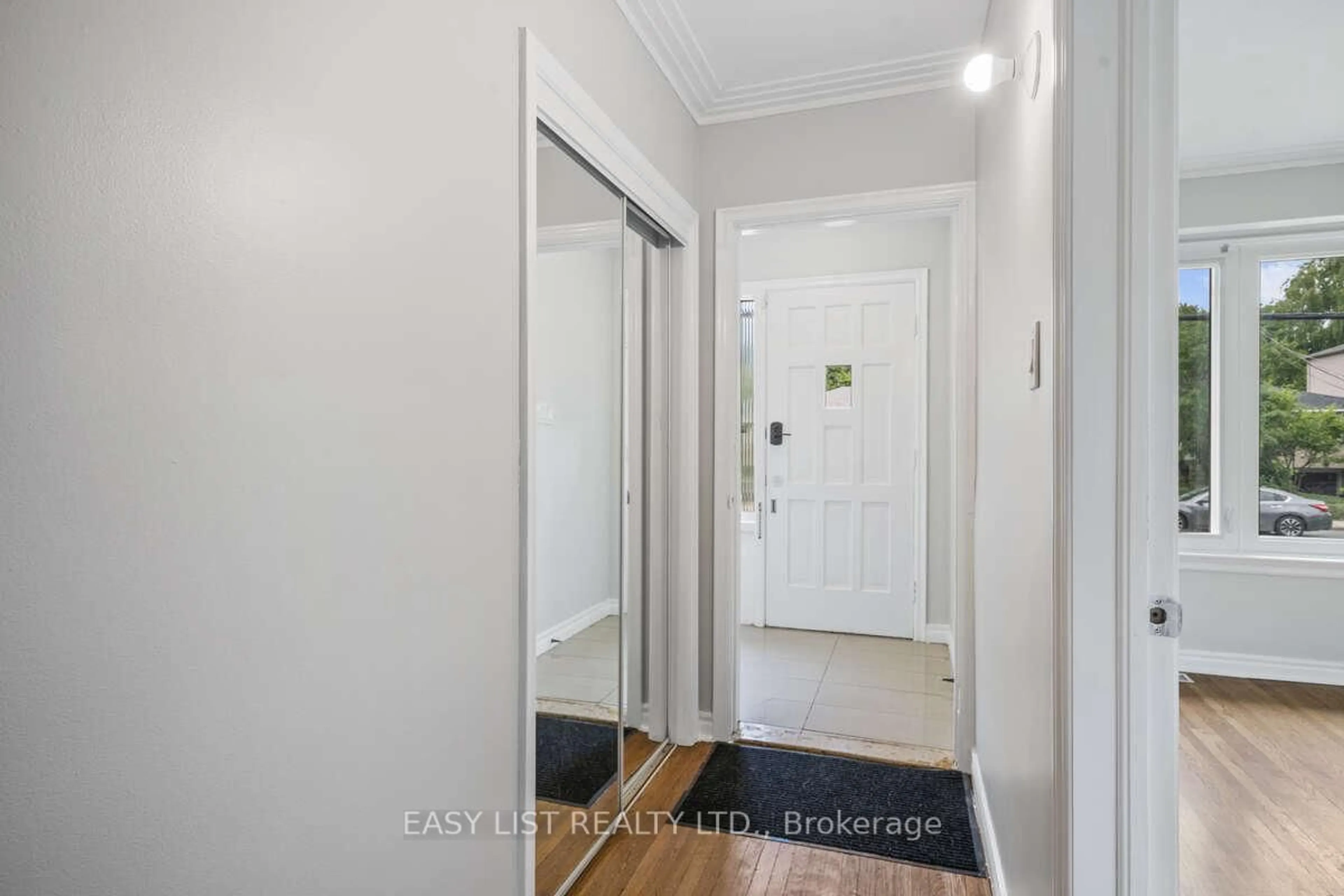 Indoor entryway for 195 Senlac Rd, Toronto Ontario M2R 1P3