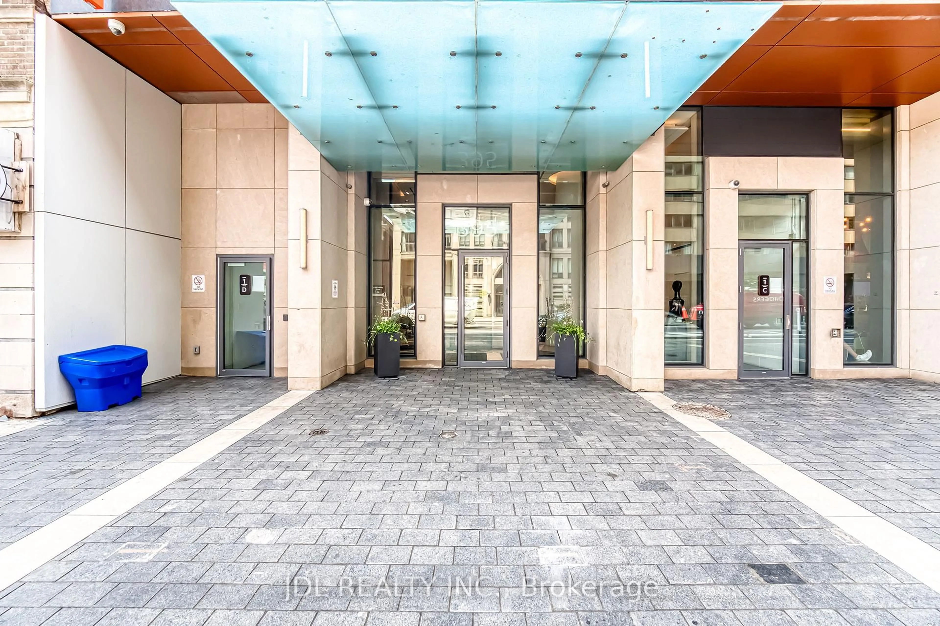 Indoor foyer for 395 Bloor St #3910, Toronto Ontario M4W 1H7