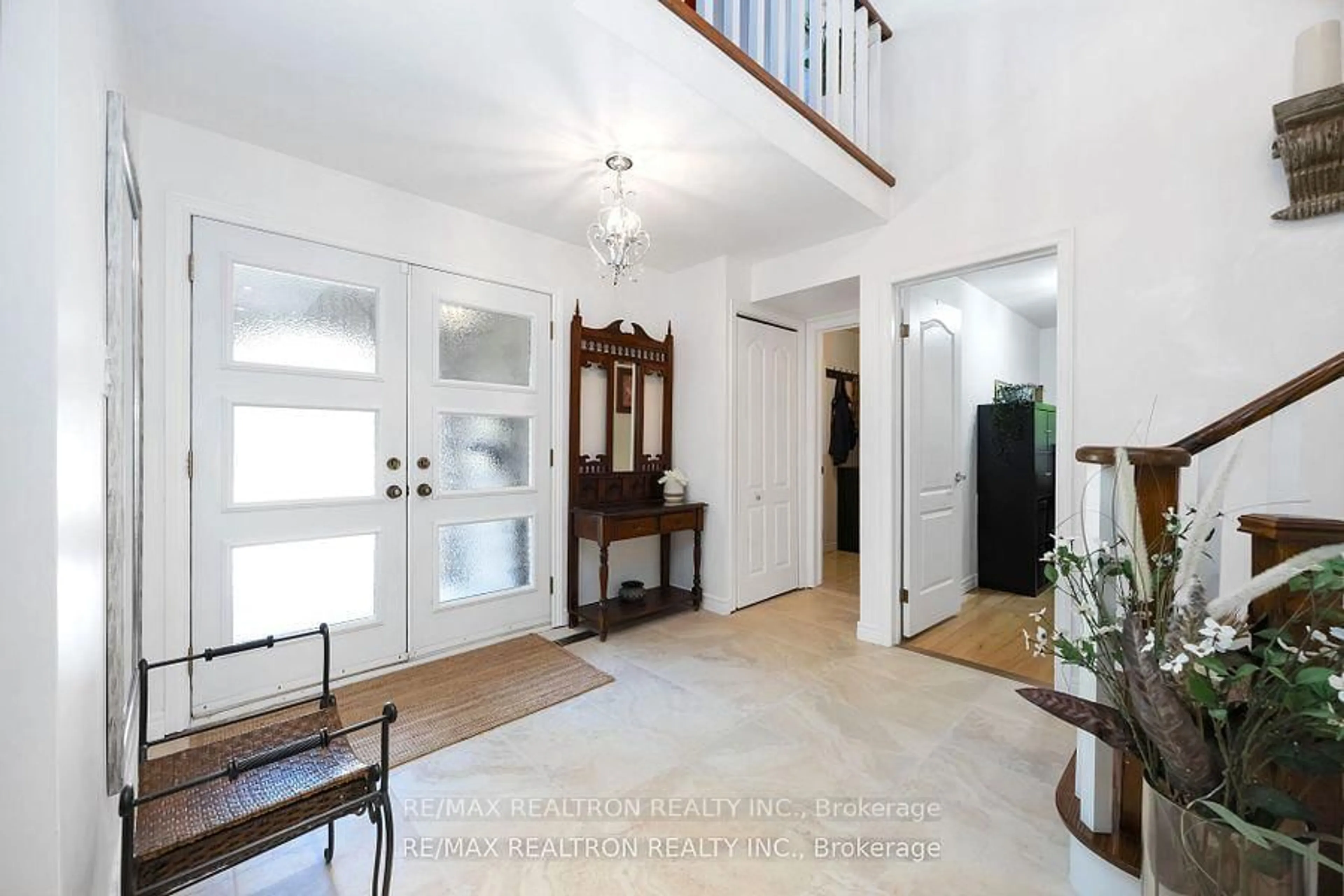 Indoor entryway for 43 Lawnview Dr, Toronto Ontario M2N 5J9
