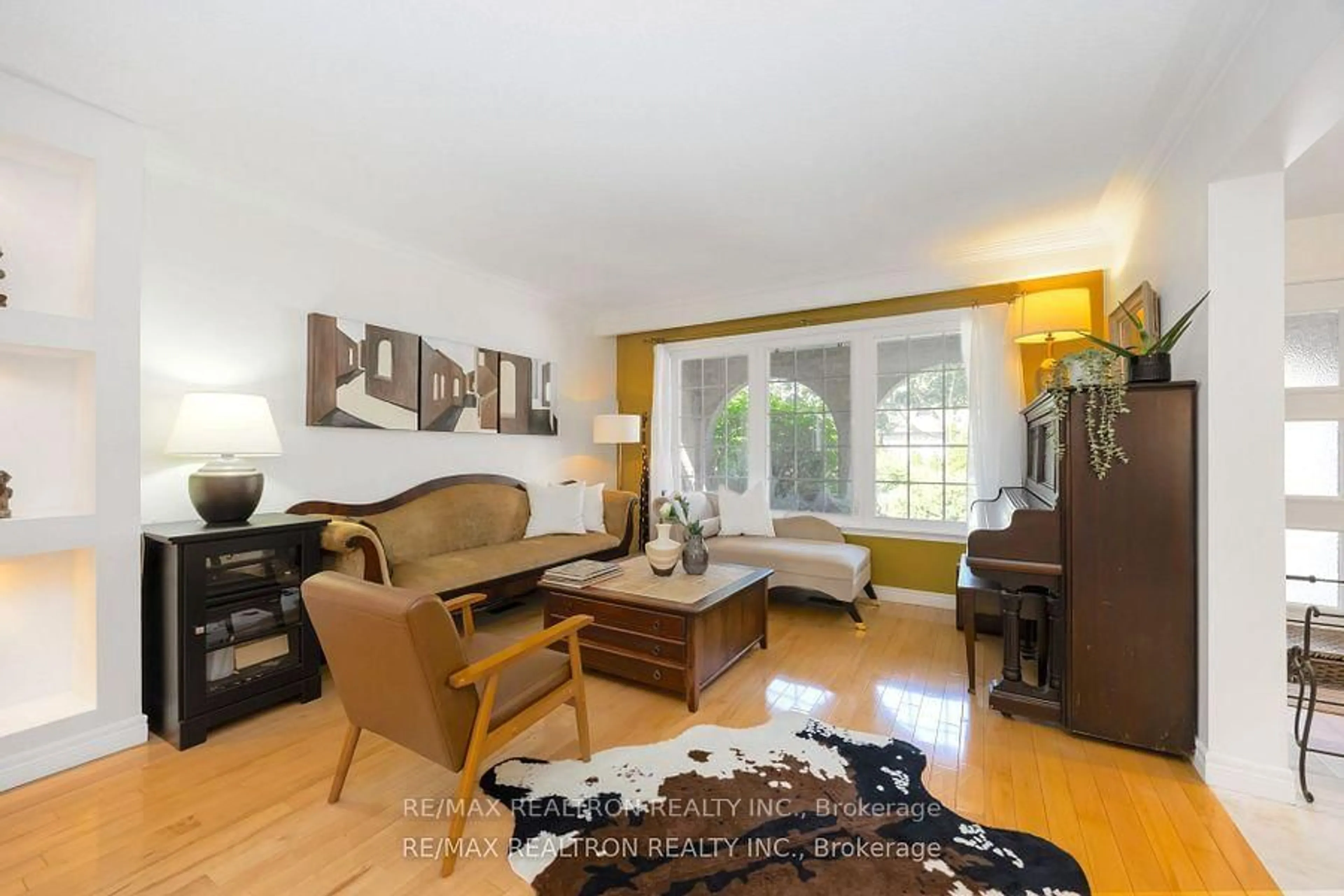 Living room with furniture, wood/laminate floor for 43 Lawnview Dr, Toronto Ontario M2N 5J9