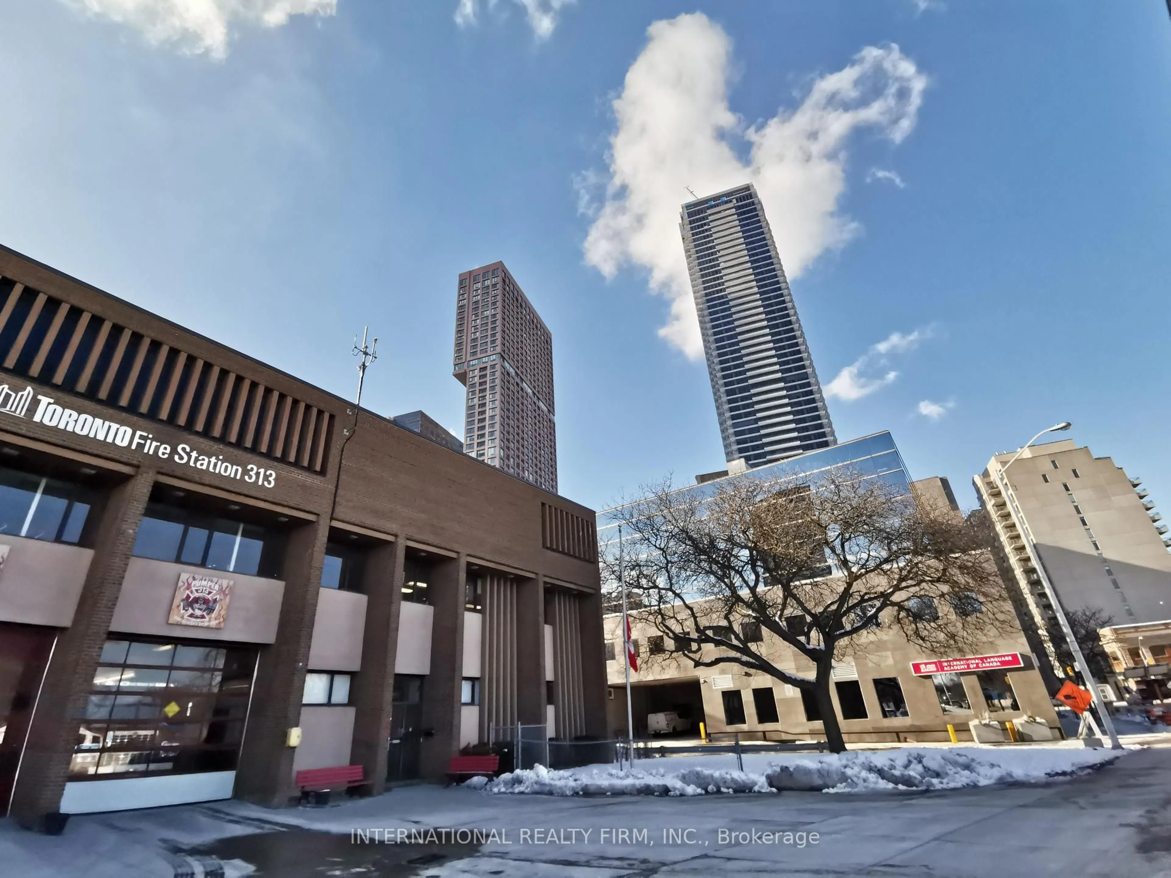 Indoor foyer for 395 Bloor St #5101, Toronto Ontario M4W 0B4