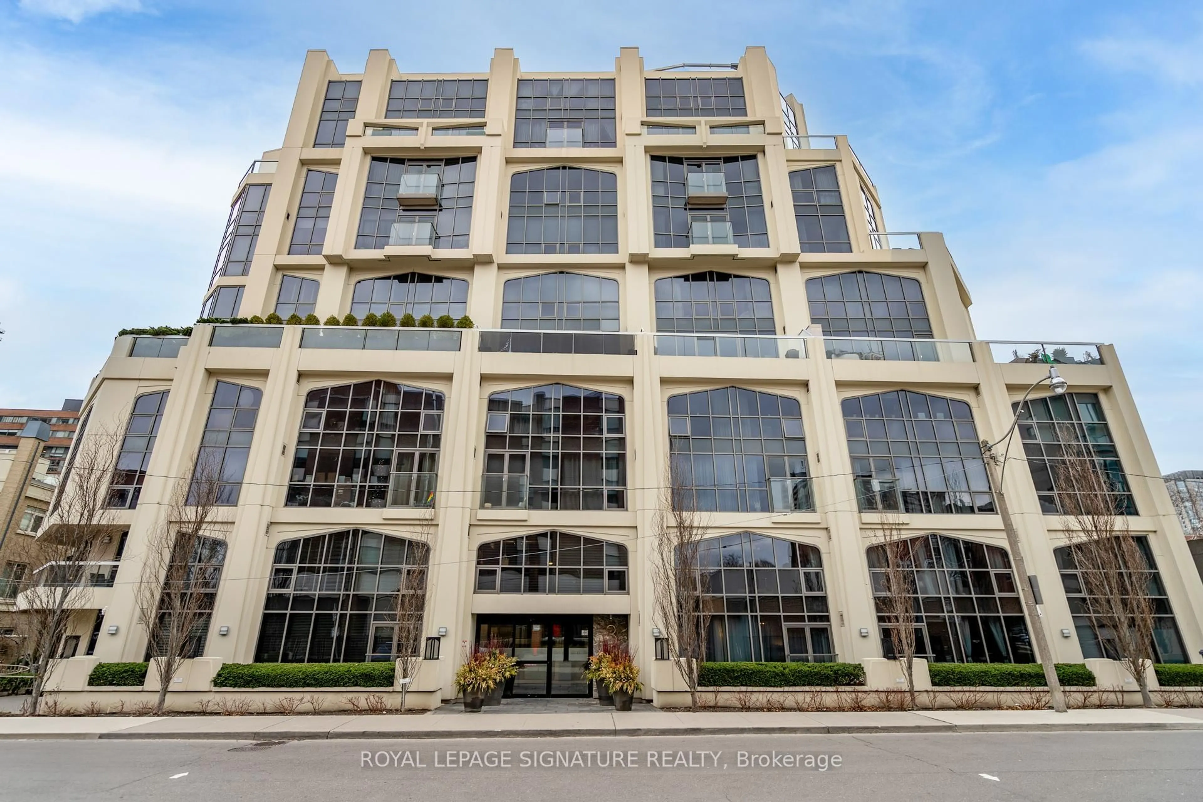 Indoor foyer for 3 McAlpine St #411, Toronto Ontario M5R 3T5