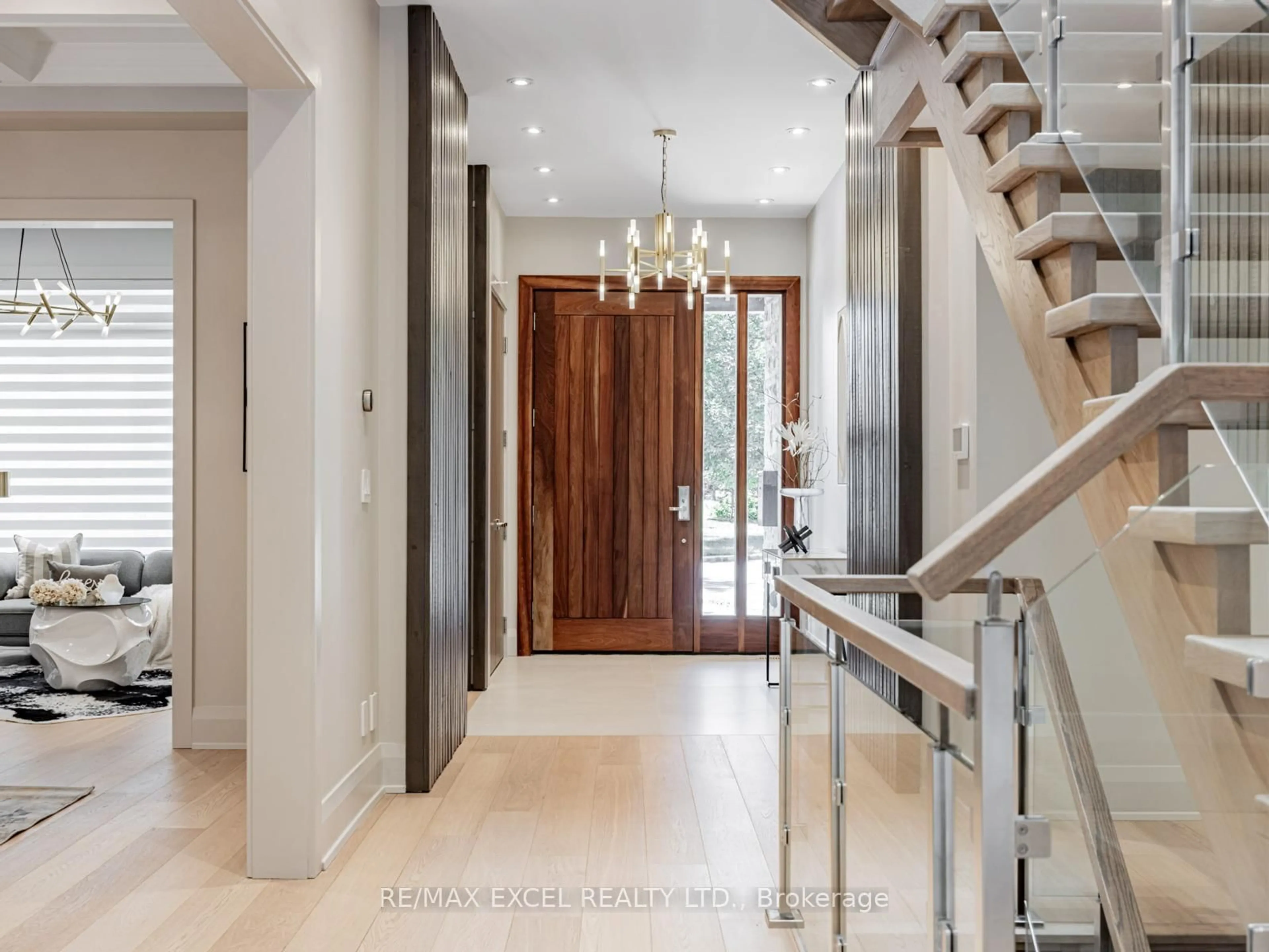 Indoor entryway for 61 Hemford Cres, Toronto Ontario M3B 2S4