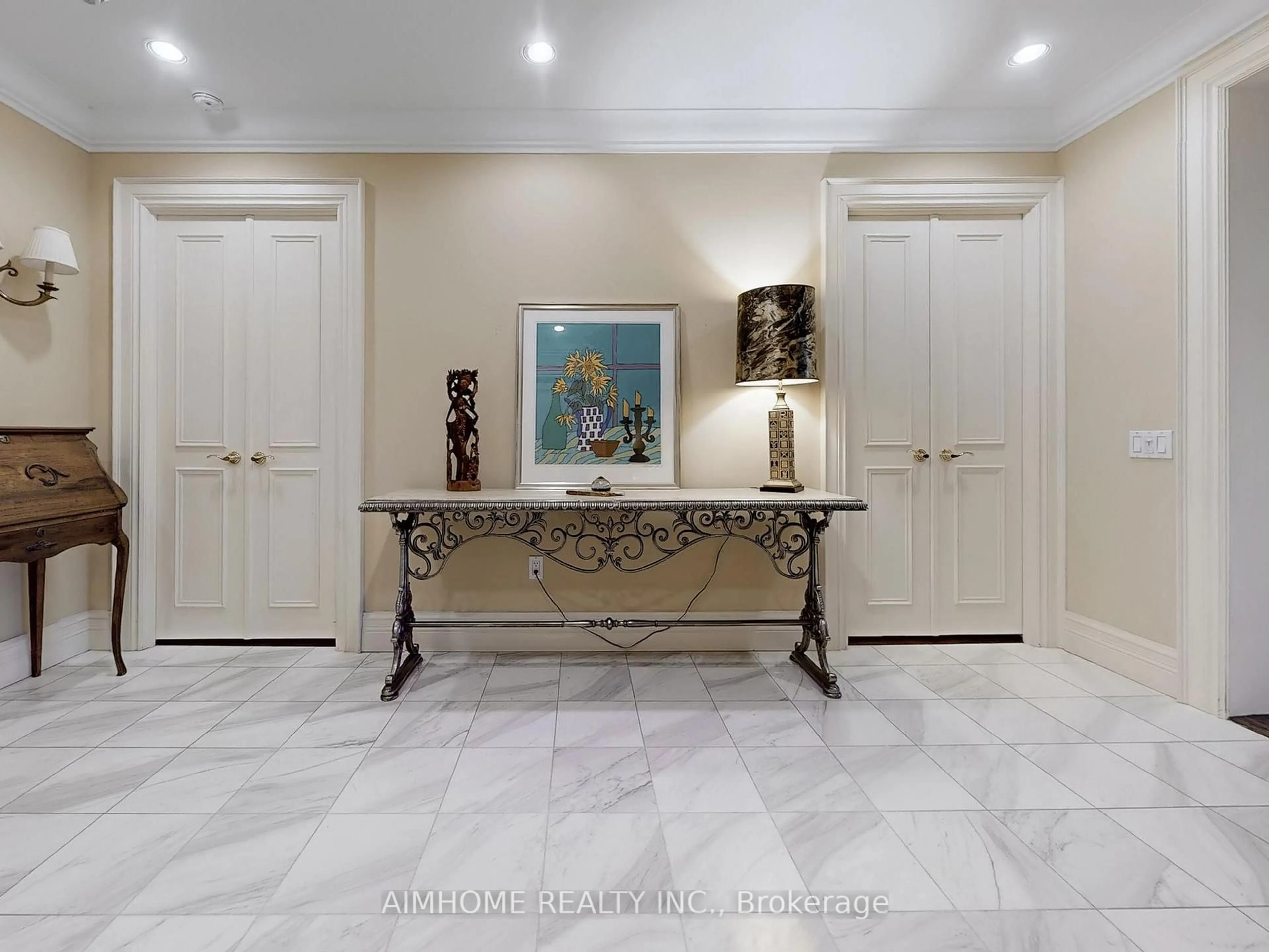 Indoor foyer for 2 Chedington Pl #2C, Toronto Ontario M4N 3R5