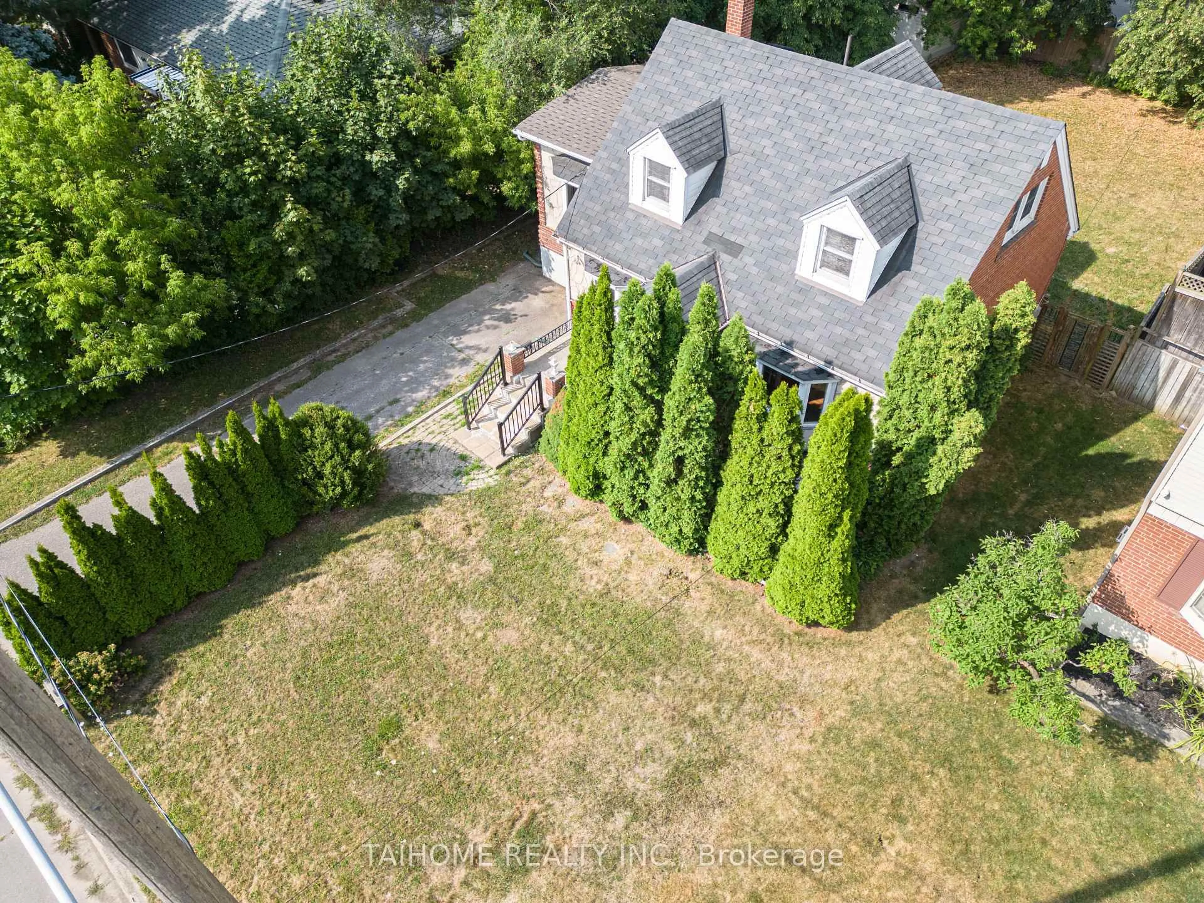 A pic from outside/outdoor area/front of a property/back of a property/a pic from drone, street for 47 Dromore Cres, Toronto Ontario M2R 2H4