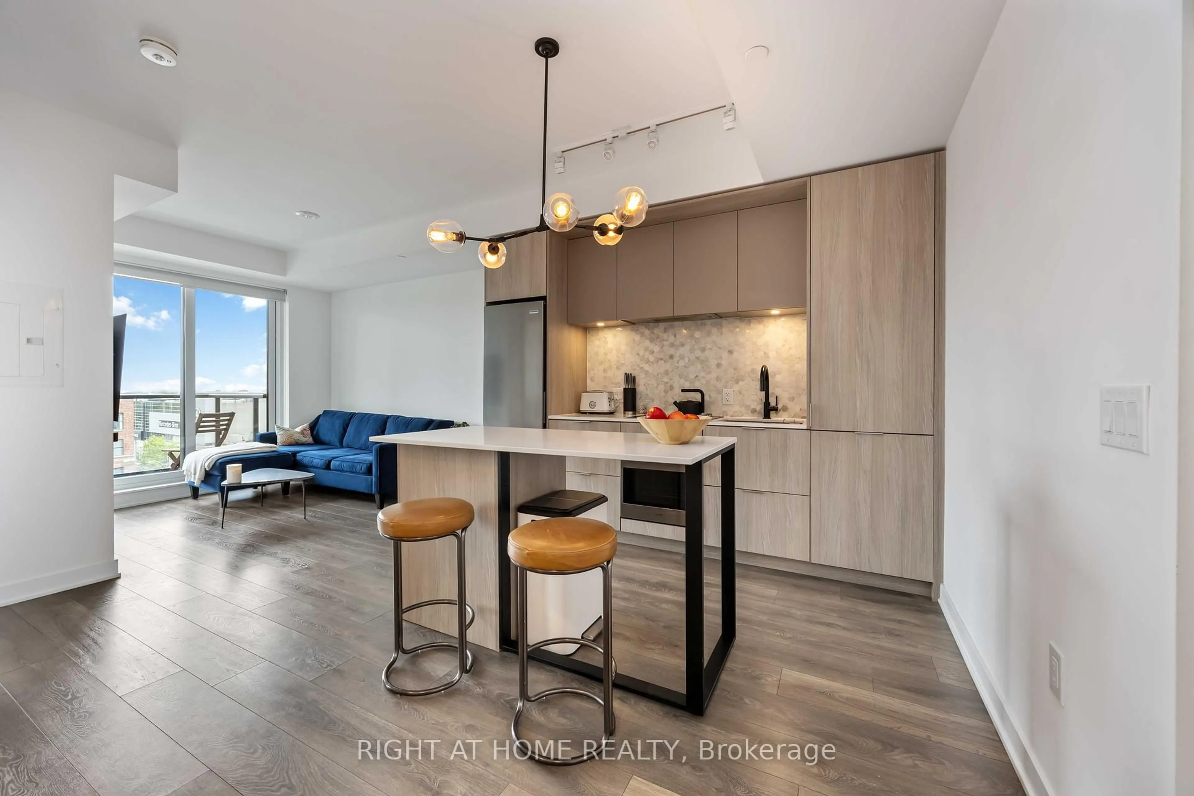 Open concept kitchen, wood/laminate floor for 130 River St #601, Toronto Ontario M5A 0R8