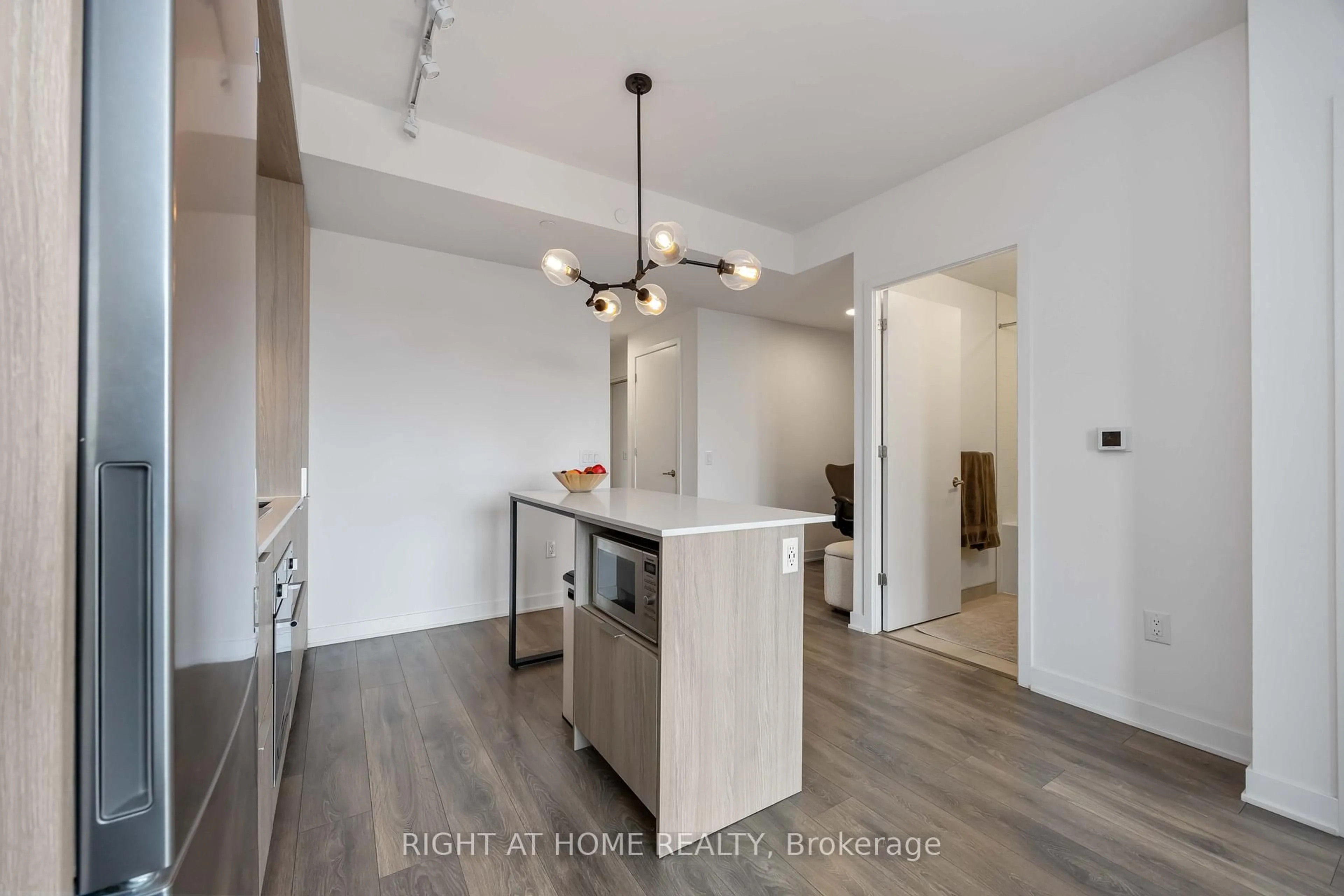 Open concept kitchen, wood/laminate floor for 130 River St #601, Toronto Ontario M5A 0R8