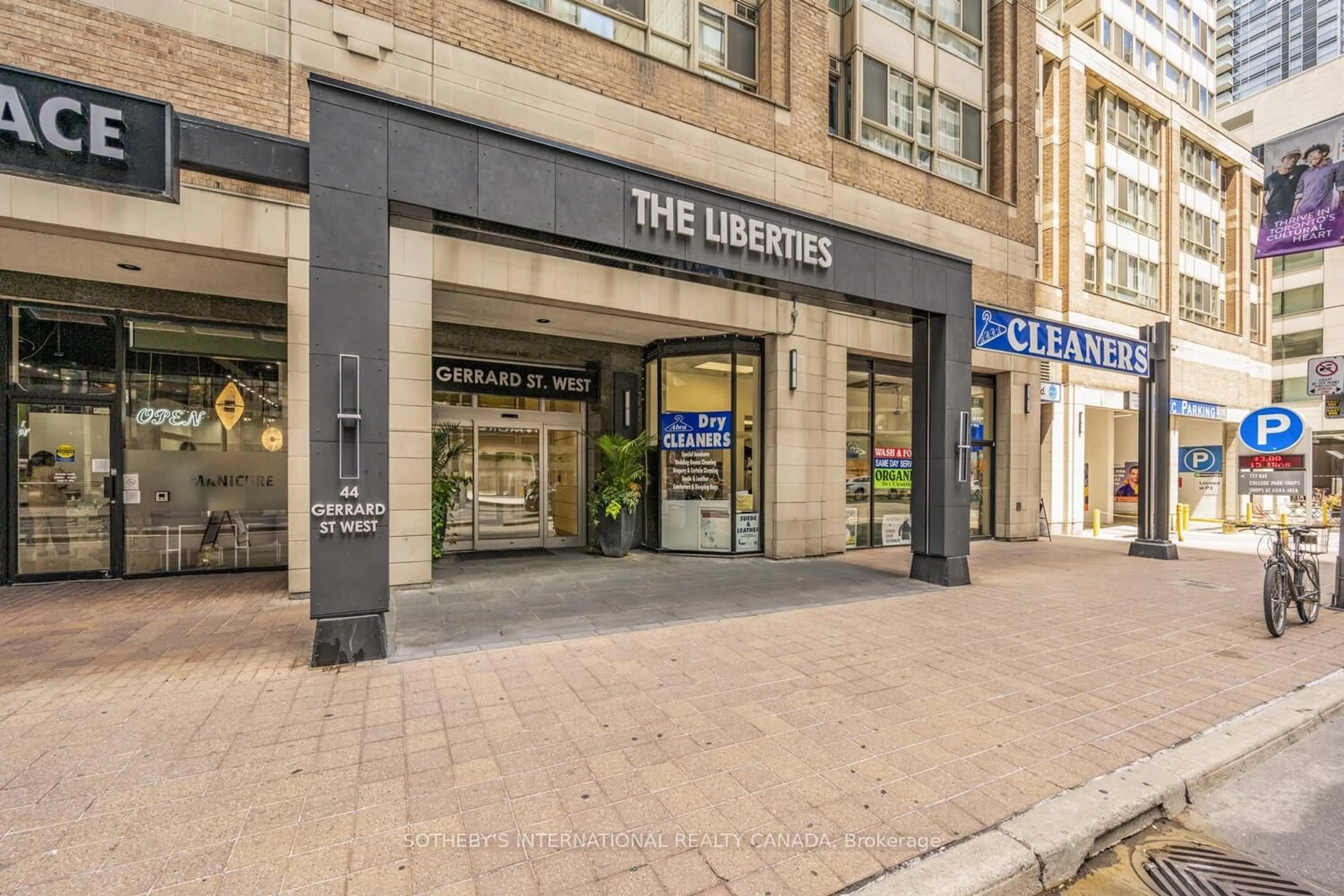 Indoor foyer for 44 Gerrard St #1609, Toronto Ontario M5G 2K2