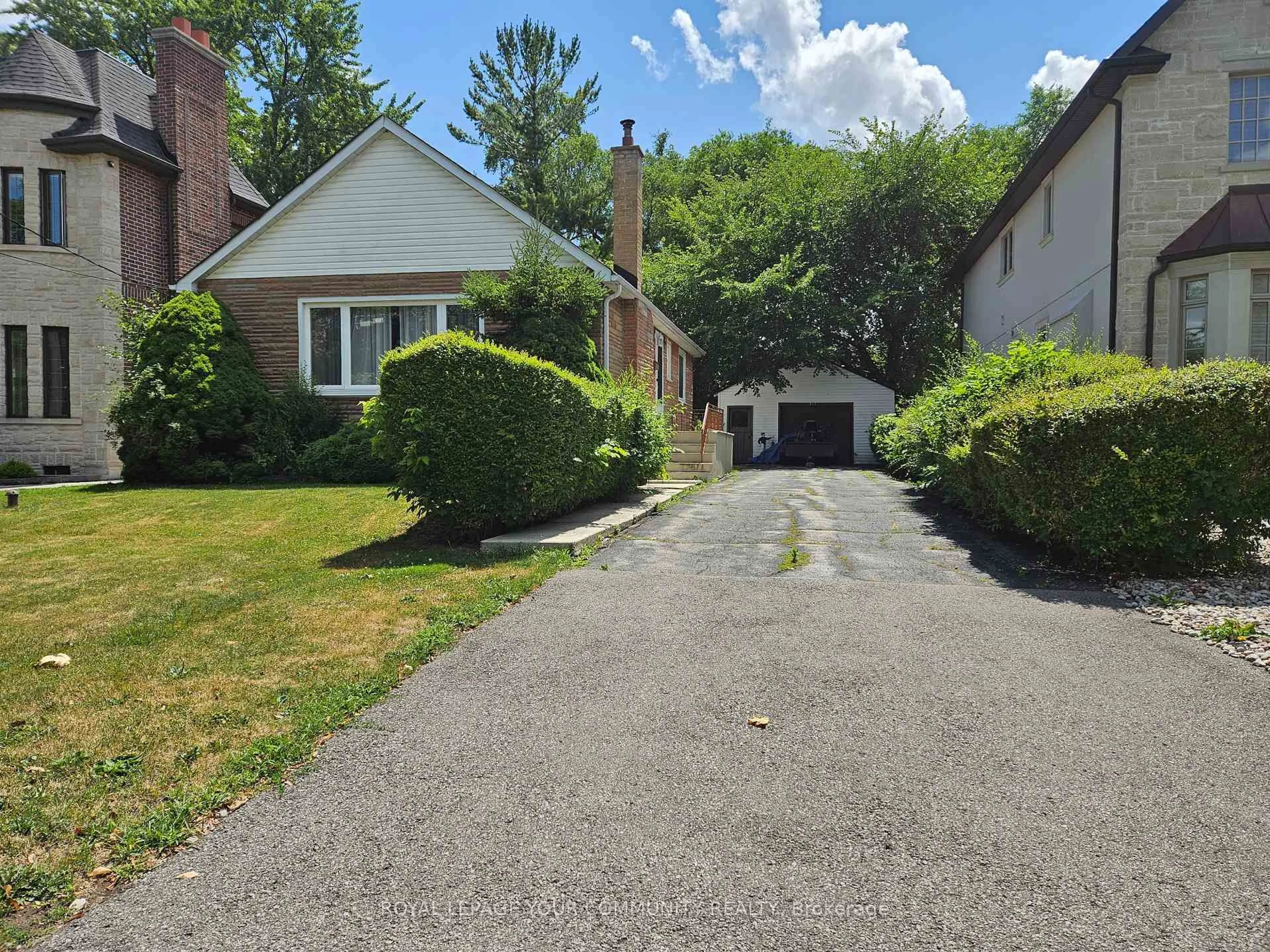 A pic from outside/outdoor area/front of a property/back of a property/a pic from drone, street for 317 Connaught Ave, Toronto Ontario M2R 2M1