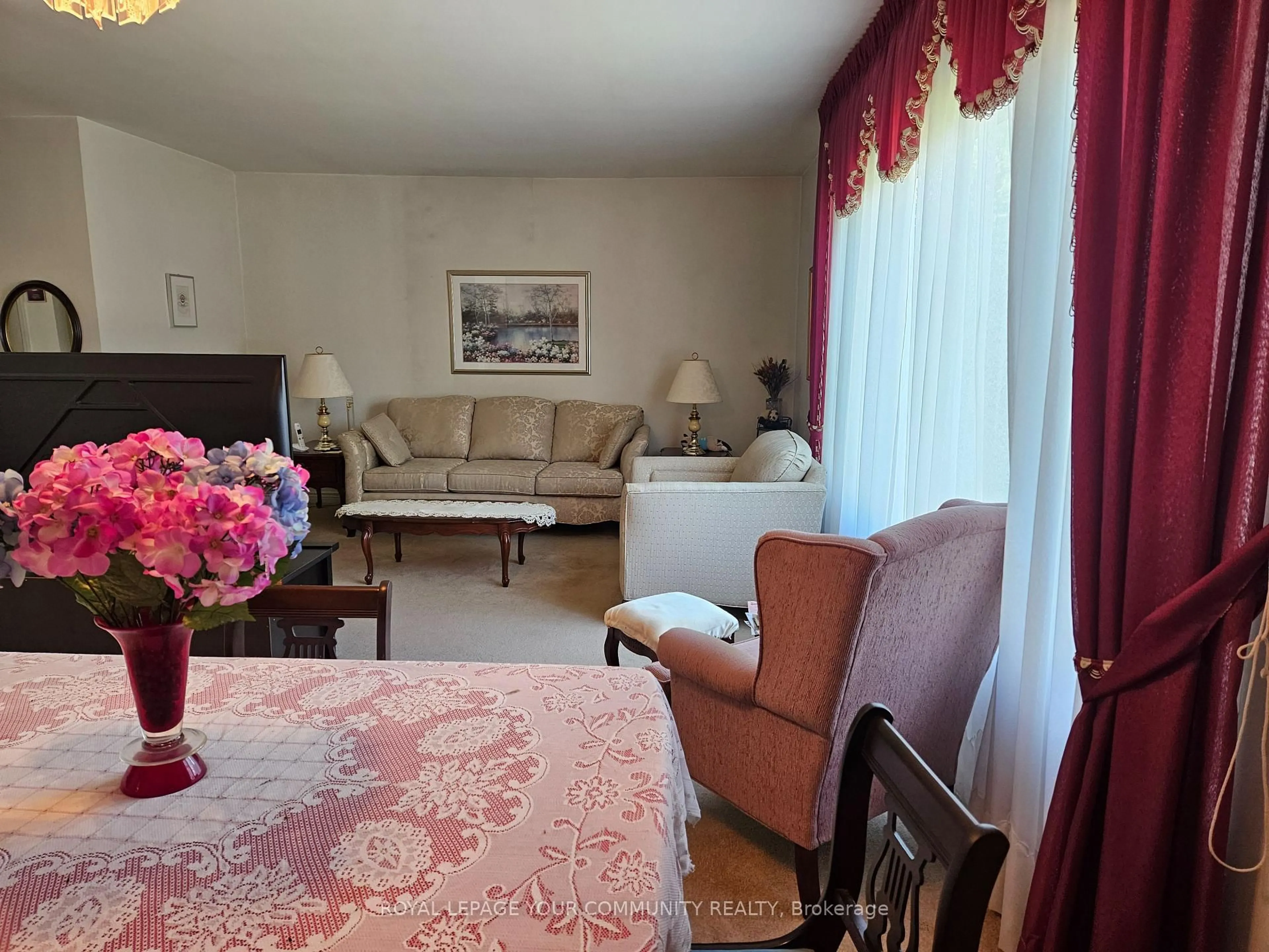 Living room with furniture, unknown for 317 Connaught Ave, Toronto Ontario M2R 2M1
