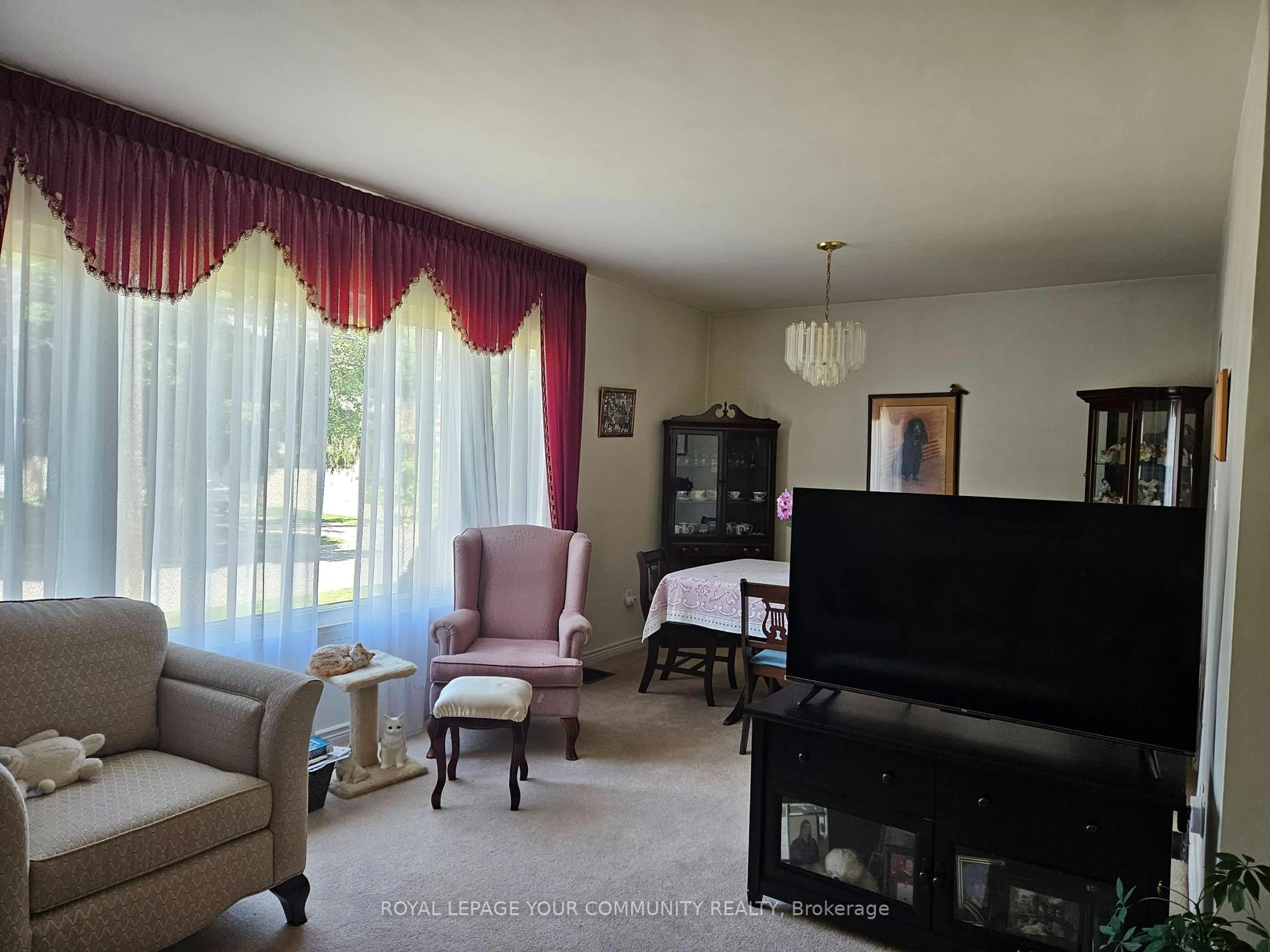Living room with furniture, unknown for 317 Connaught Ave, Toronto Ontario M2R 2M1