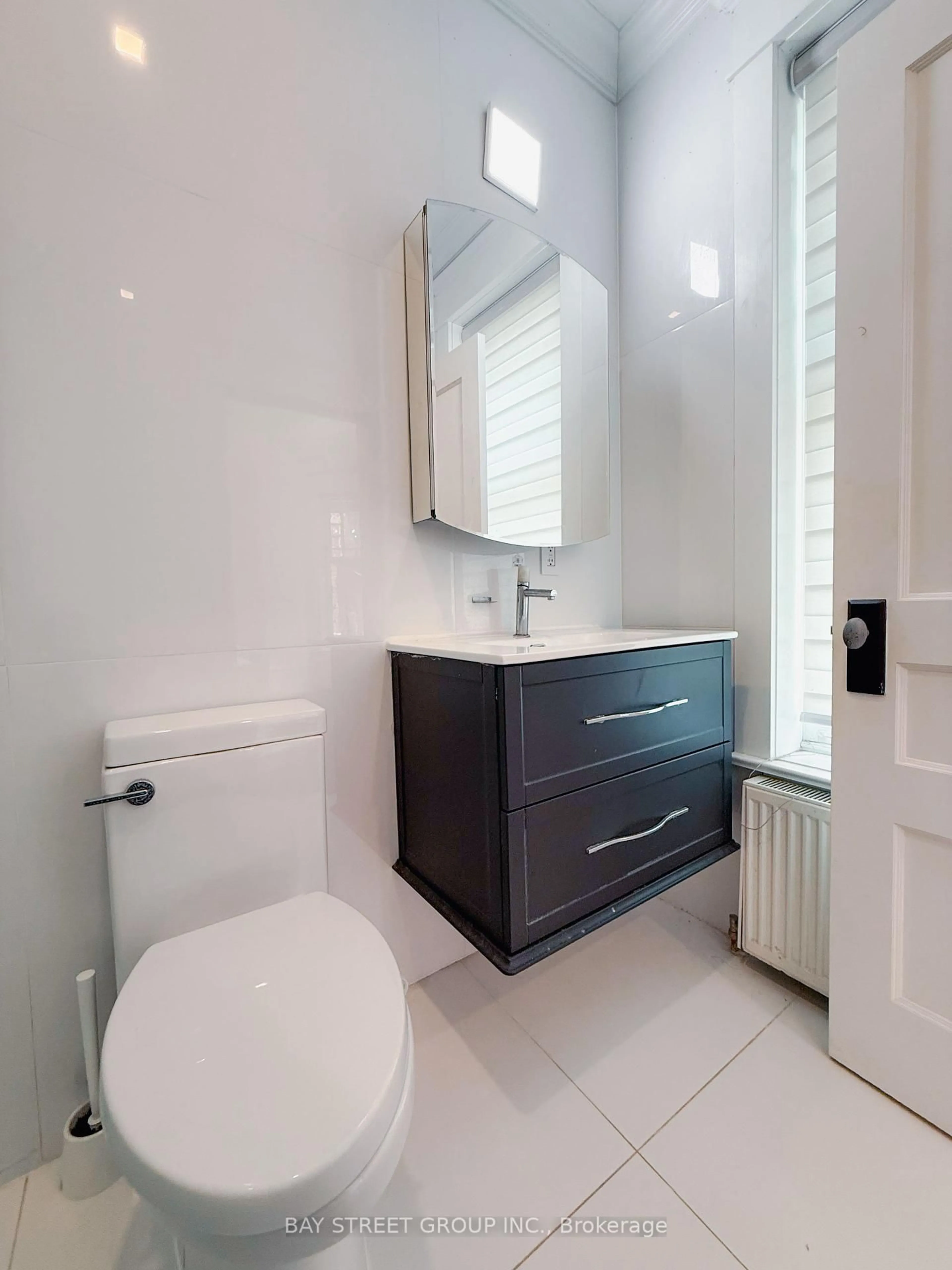 Standard bathroom, unknown for 61 Brunswick Ave, Toronto Ontario M5S 2L8