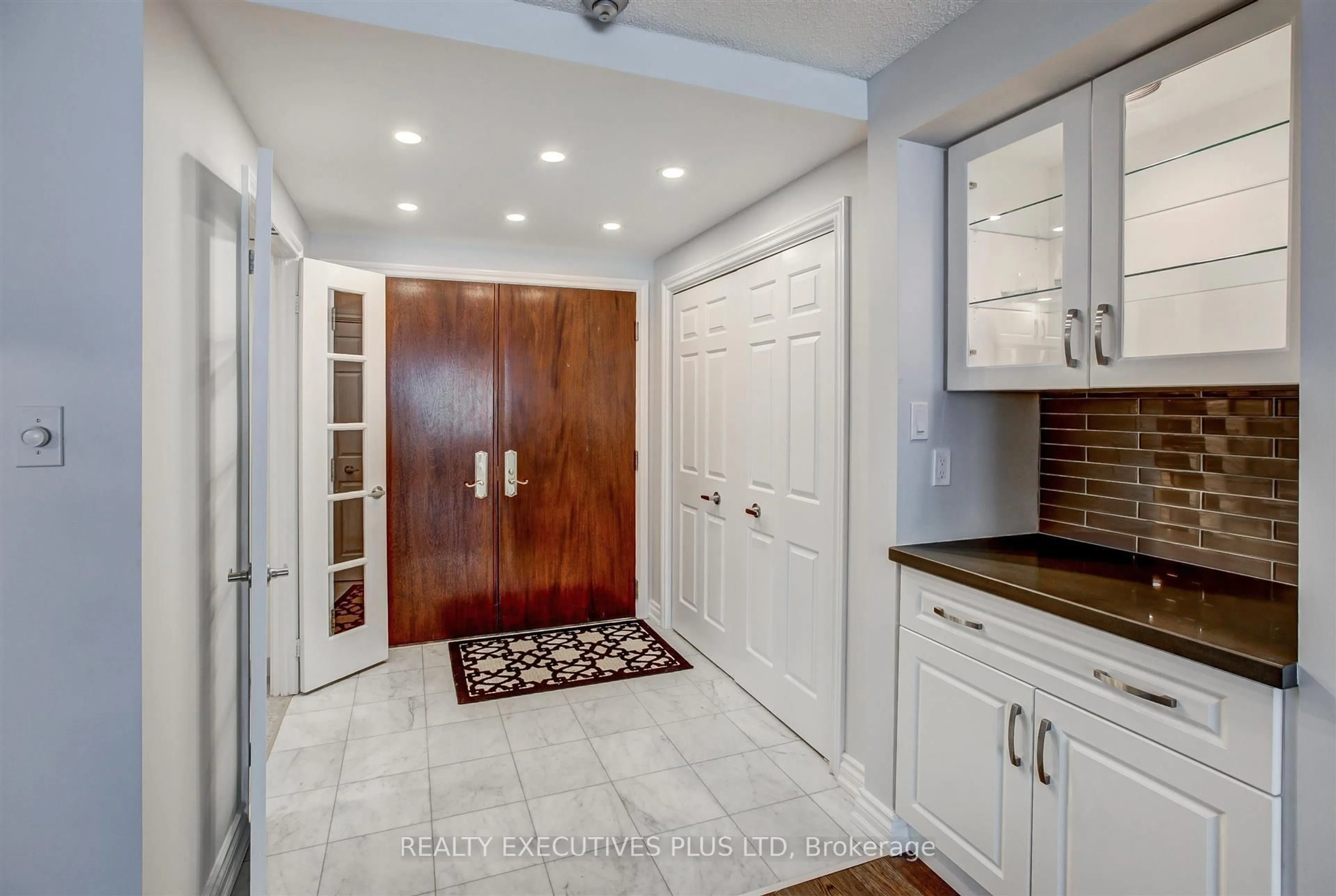 Indoor entryway for 215 The Donway #410, Toronto Ontario M3B 3P5
