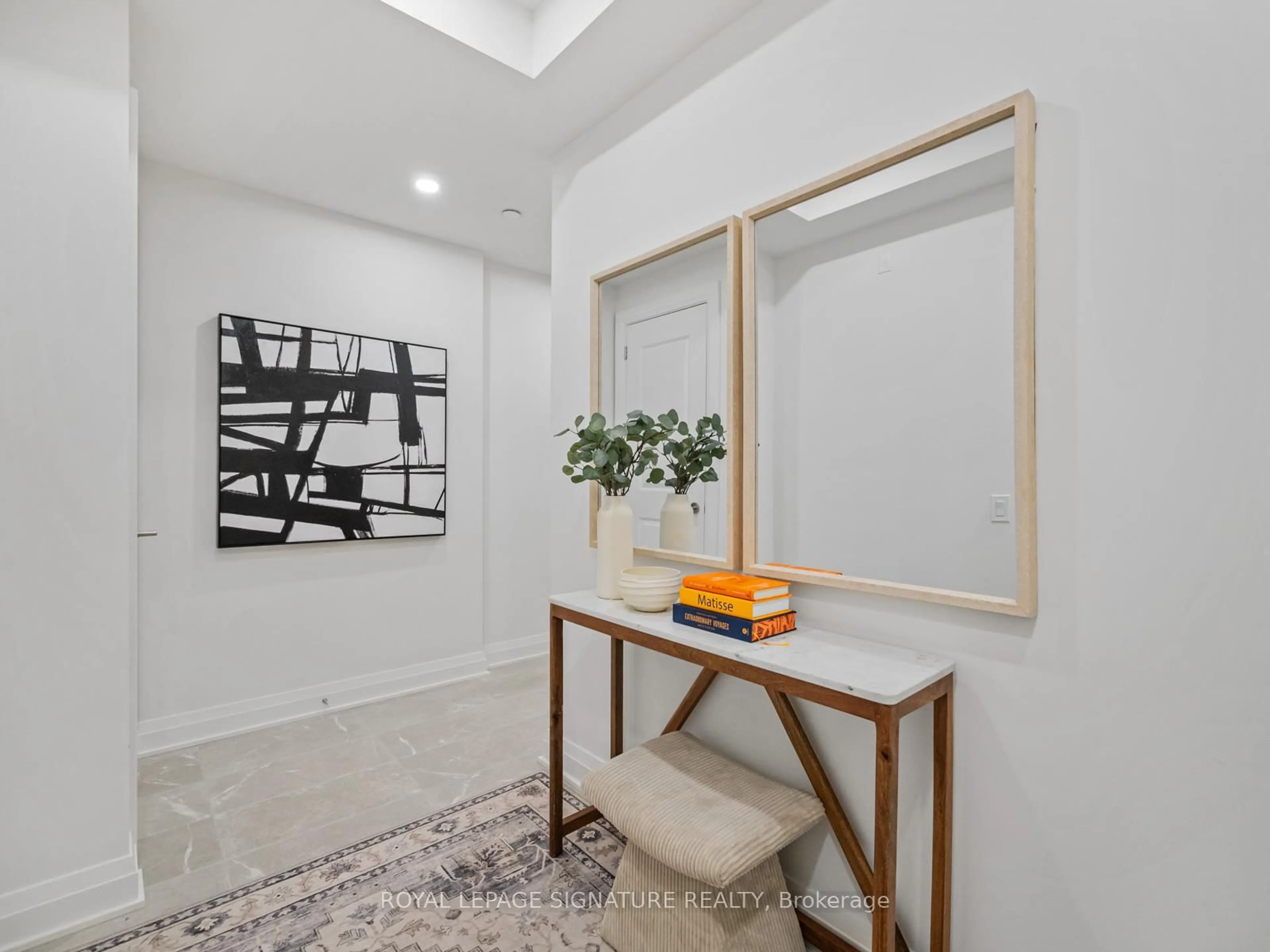Indoor entryway for 285 Avenue Rd #304, Toronto Ontario M4V 2G8