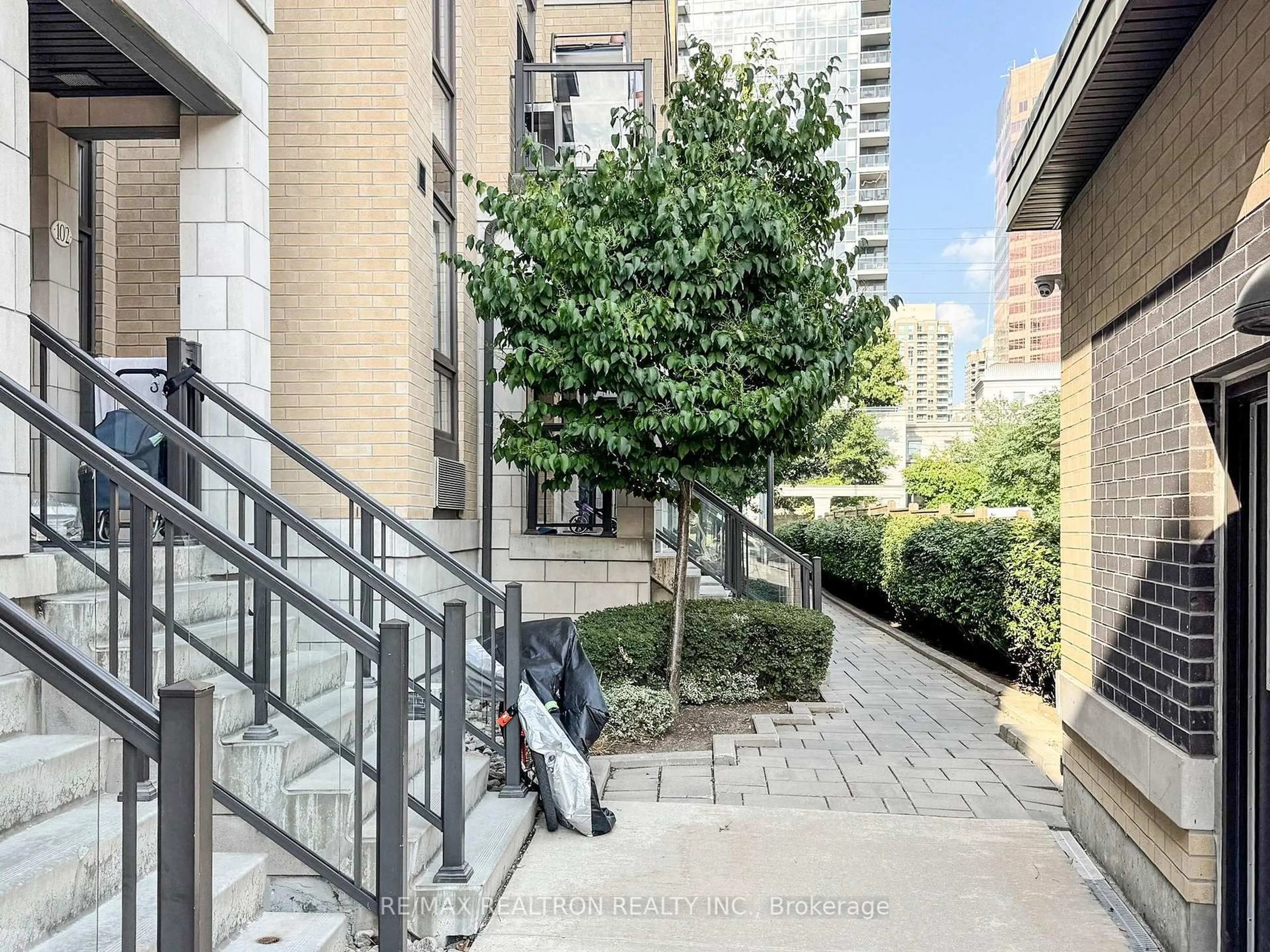 Patio, street for 23 Eldora Ave #105, Toronto Ontario M2M 0B5