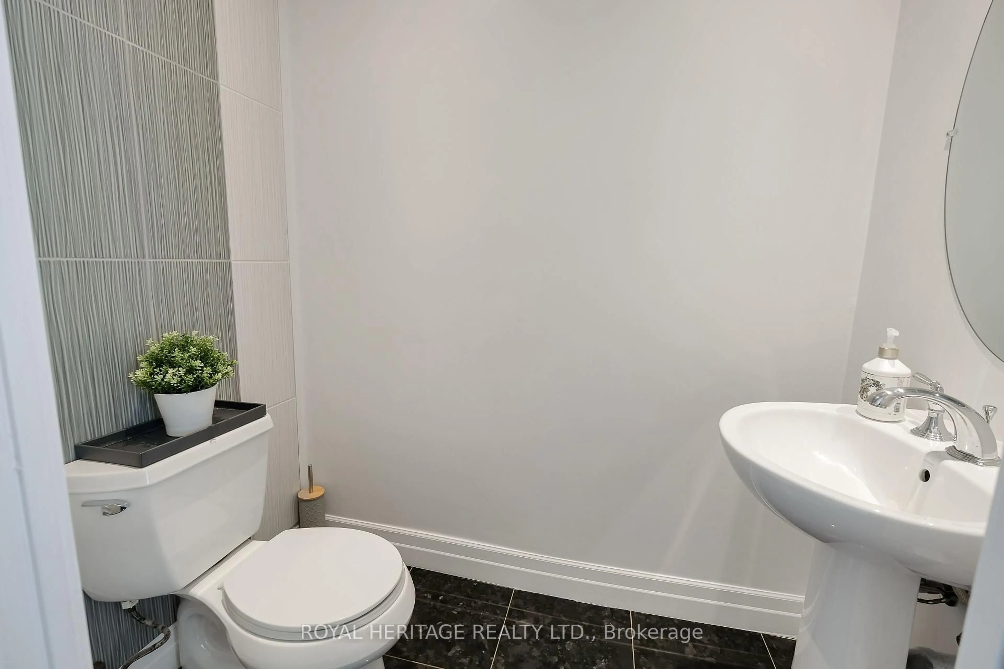 Standard bathroom, unknown for 16 Grand Magazine St #9, Toronto Ontario M5V 1B4