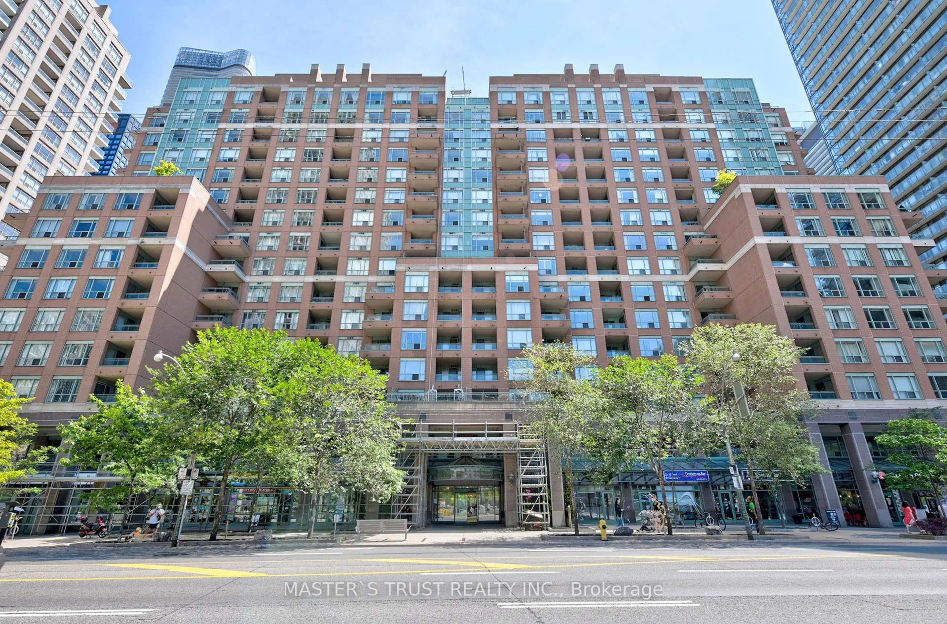 Indoor foyer for 889 Bay St #302, Toronto Ontario M5S 3K5
