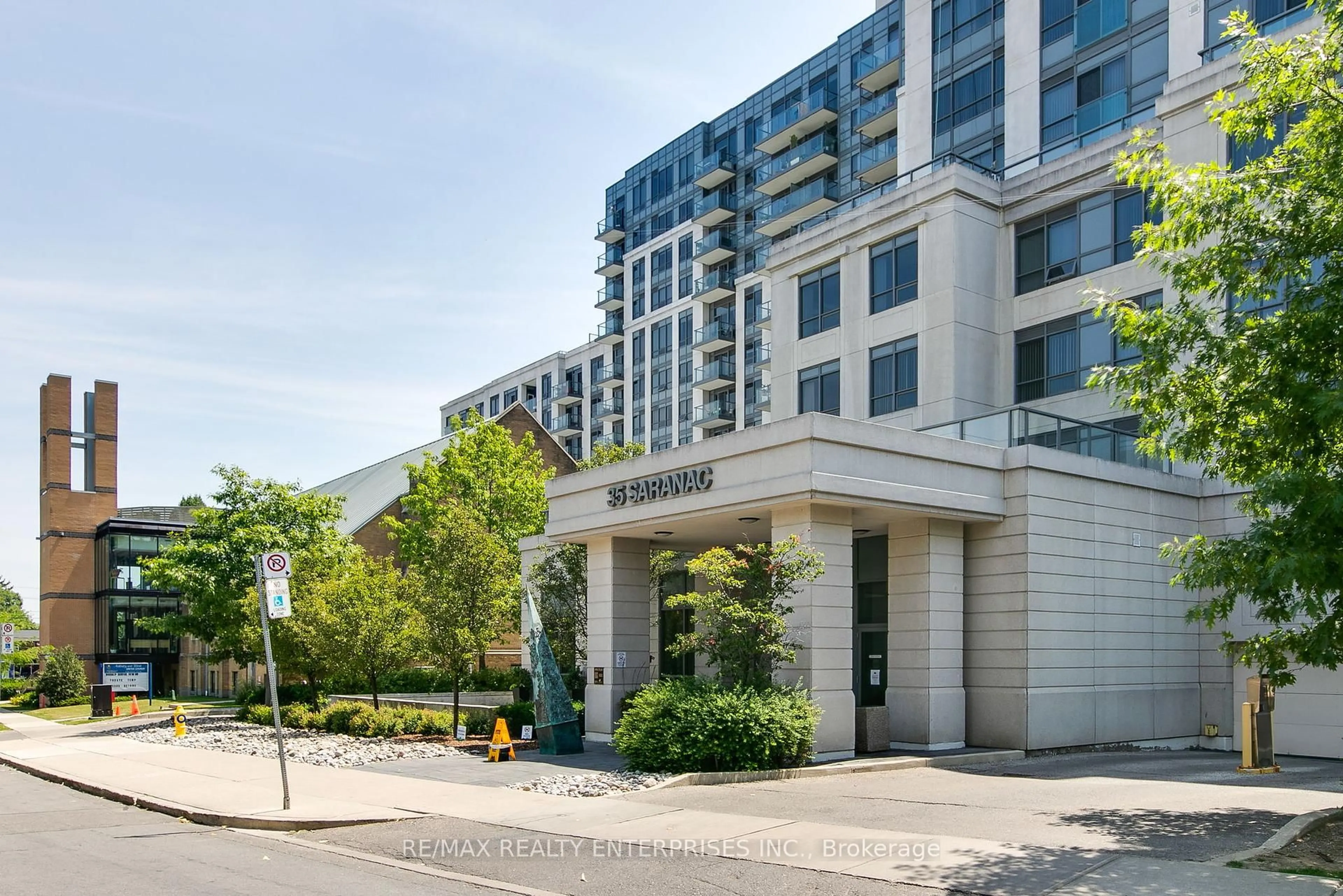 Indoor foyer for 35 Saranac Blvd #411, Toronto Ontario M6A 2G4