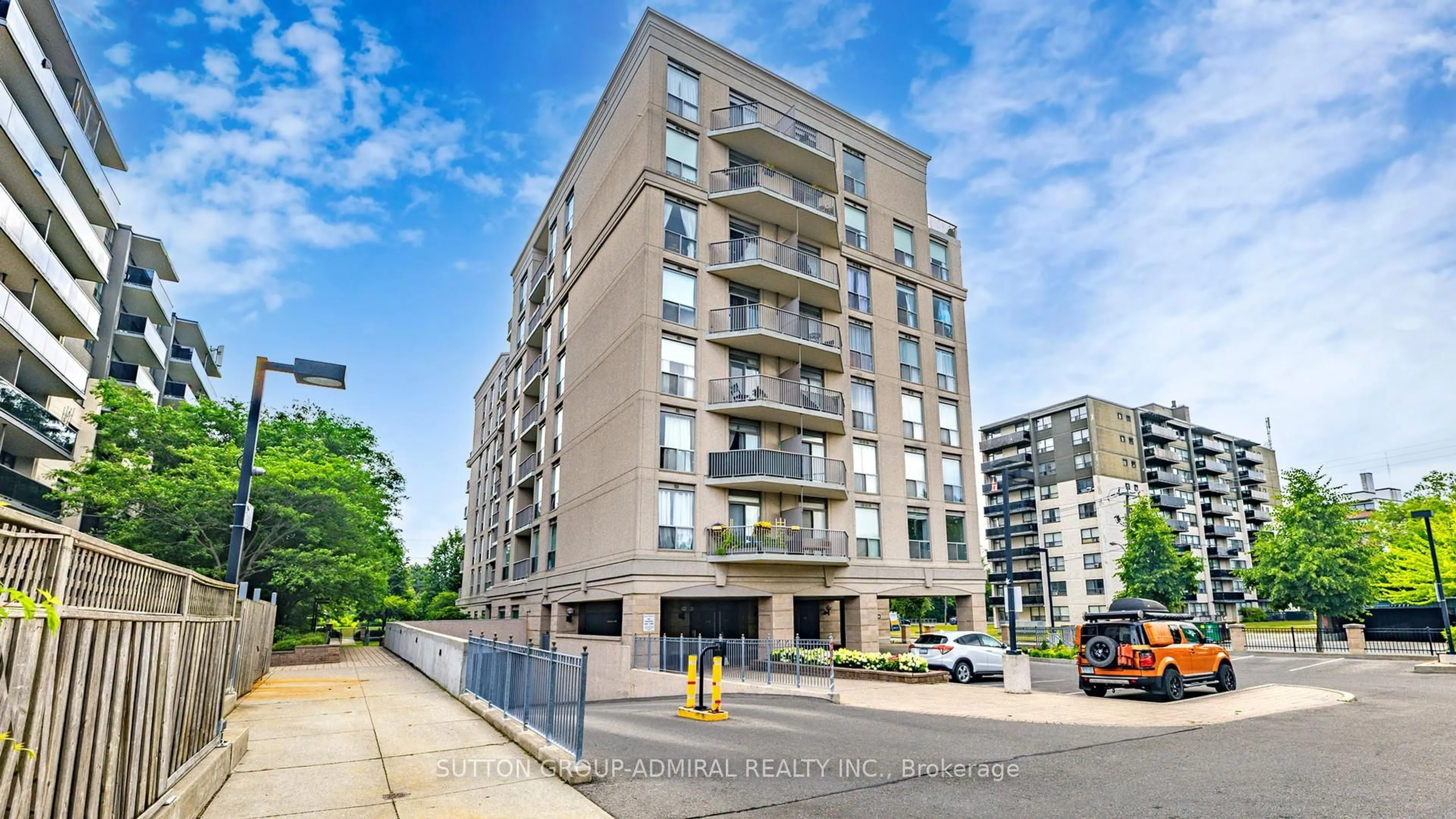 A pic from outside/outdoor area/front of a property/back of a property/a pic from drone, building for 4200 Bathurst St #707, Toronto Ontario M3H 6C7