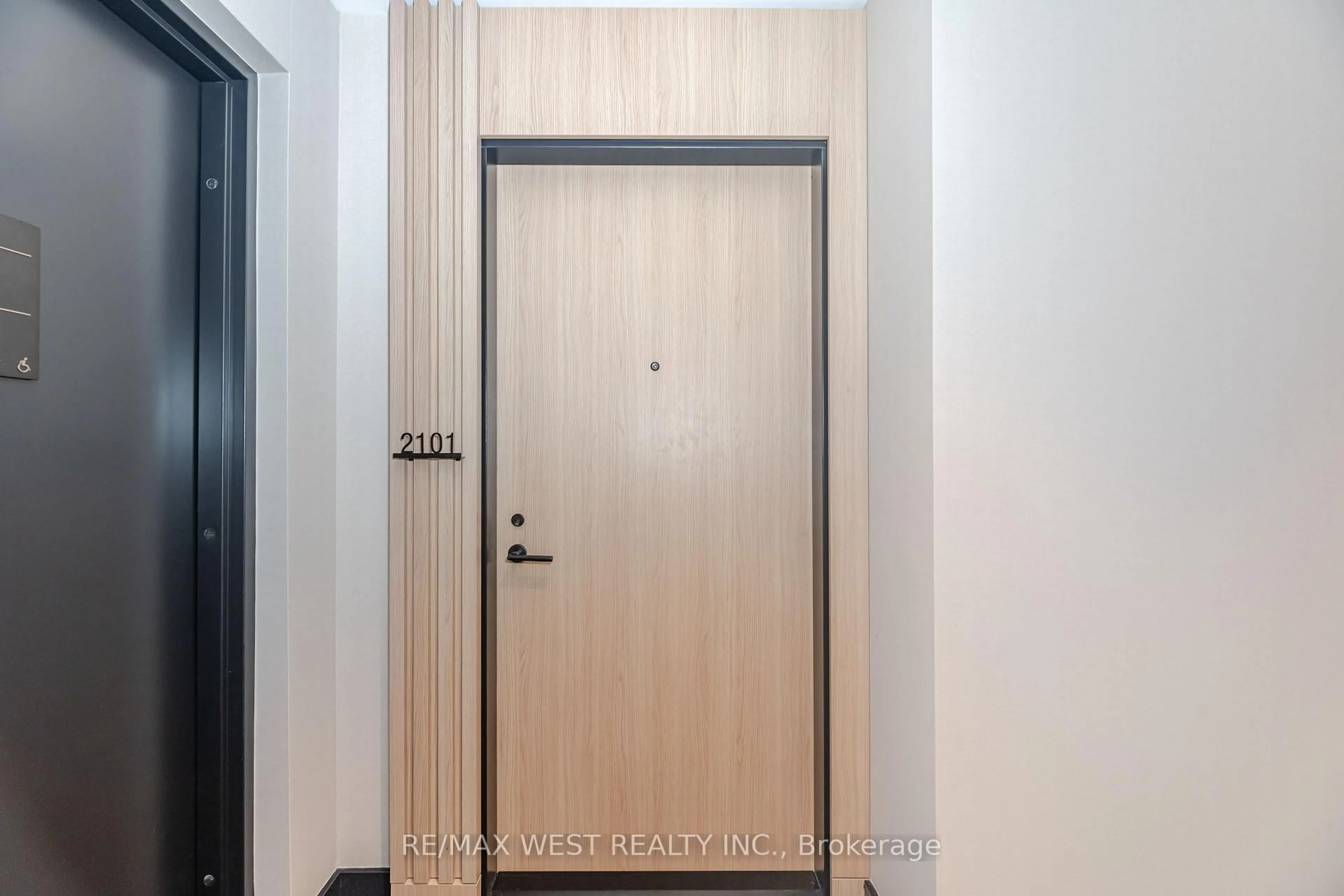 Indoor entryway for 15 Mercer St #2101, Toronto Ontario M5V 1H2