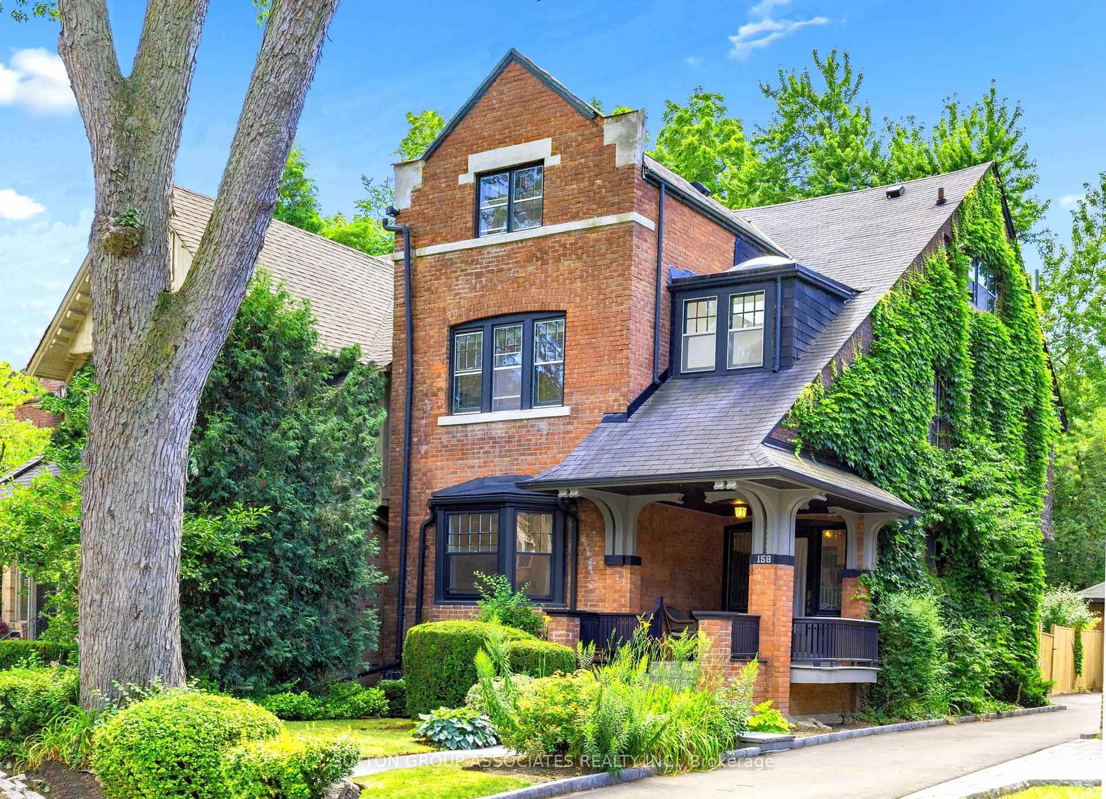 Home with brick exterior material, street for 158 Walmer Rd, Toronto Ontario M5R 2X9