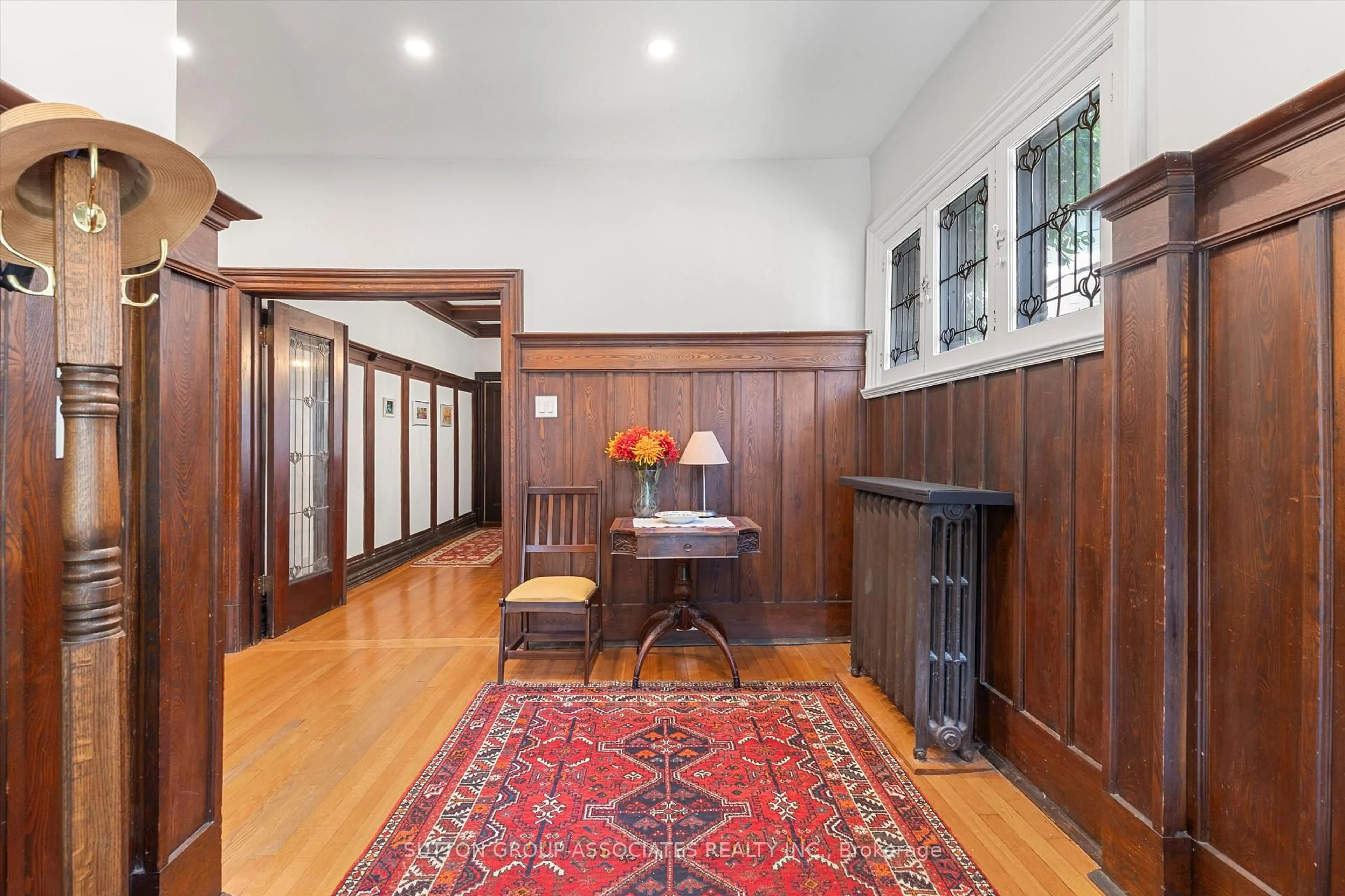 Indoor foyer for 158 Walmer Rd, Toronto Ontario M5R 2X9