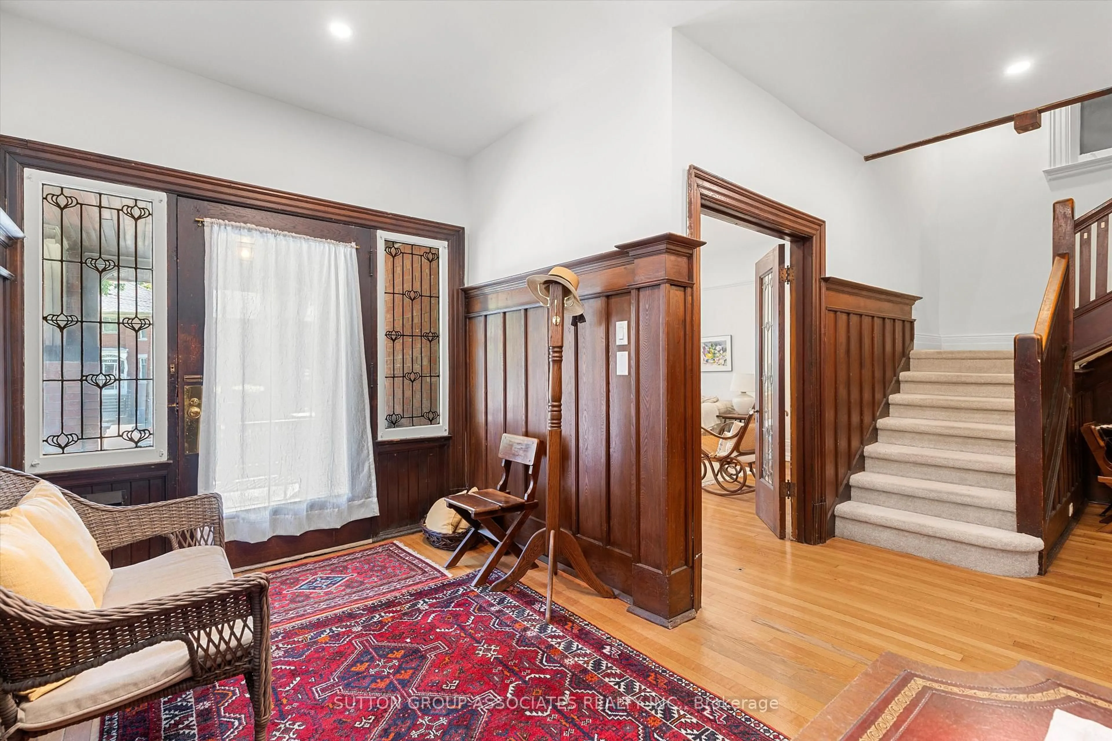 Indoor foyer for 158 Walmer Rd, Toronto Ontario M5R 2X9