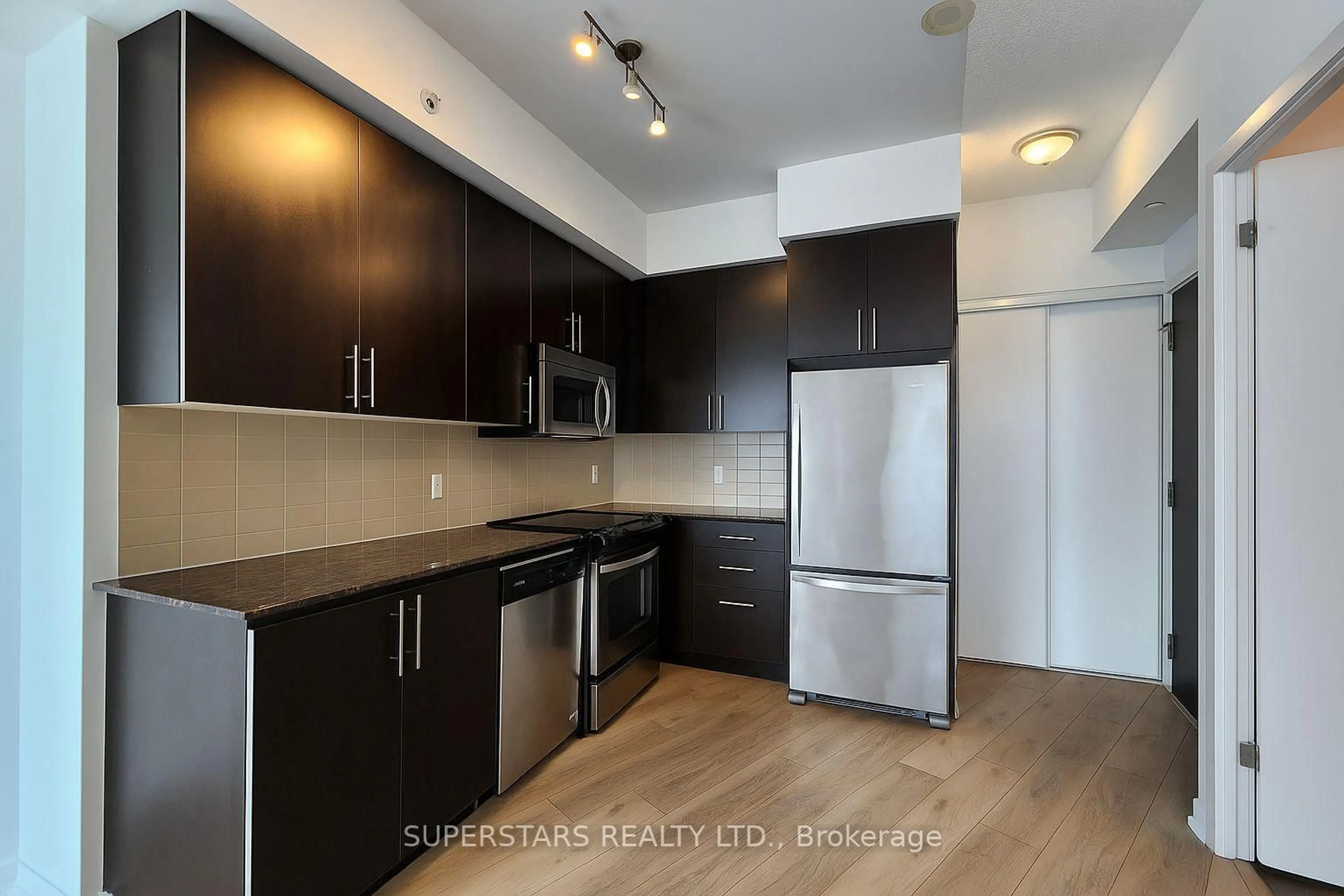 Standard kitchen, unknown for 60 Berwick Ave #1409, Toronto Ontario M5P 0A3