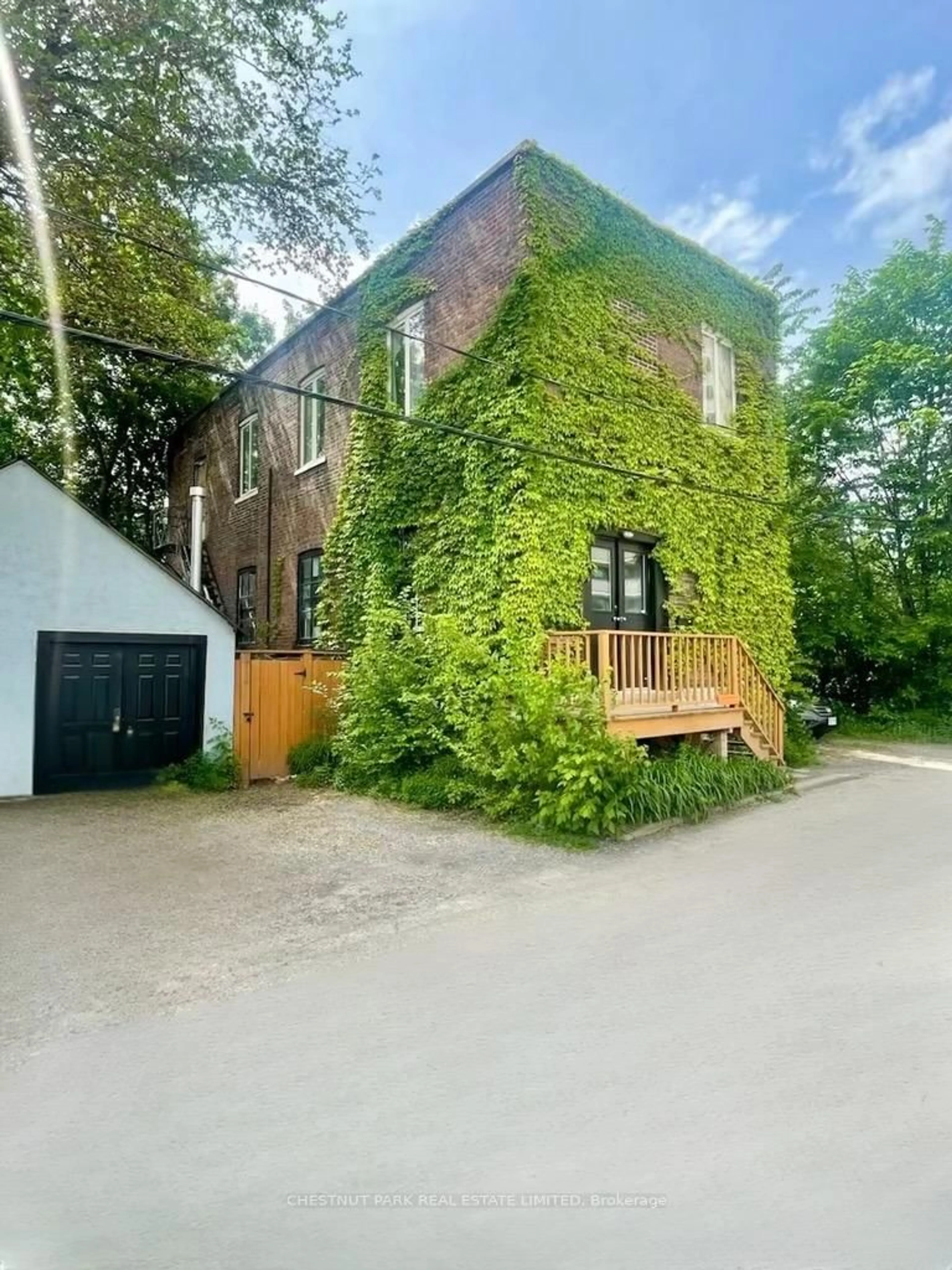 A pic from outside/outdoor area/front of a property/back of a property/a pic from drone, street for 156 Sussex Mews, Toronto Ontario M5S 2K1