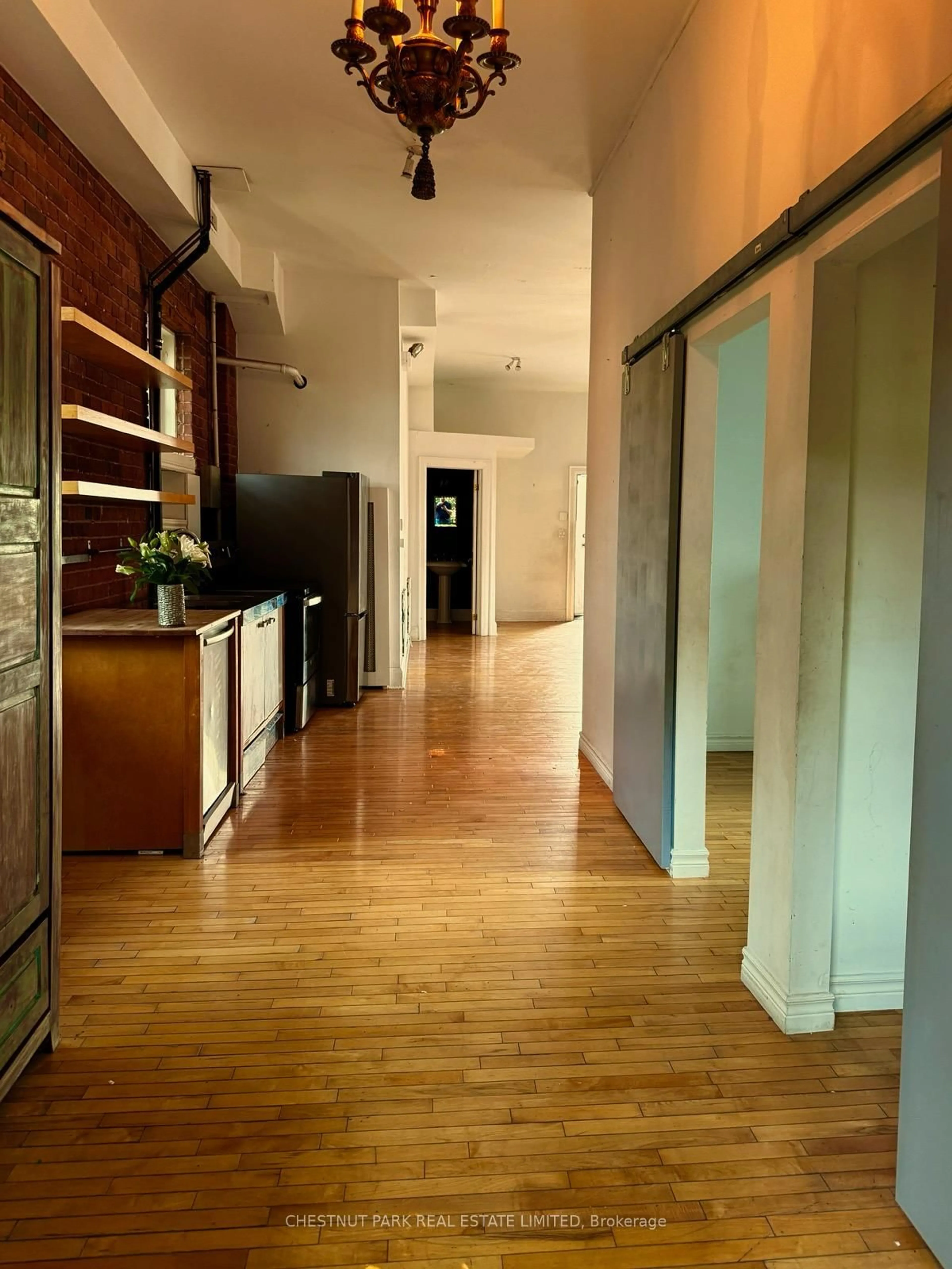 Indoor foyer for 156 Sussex Mews, Toronto Ontario M5S 2K1