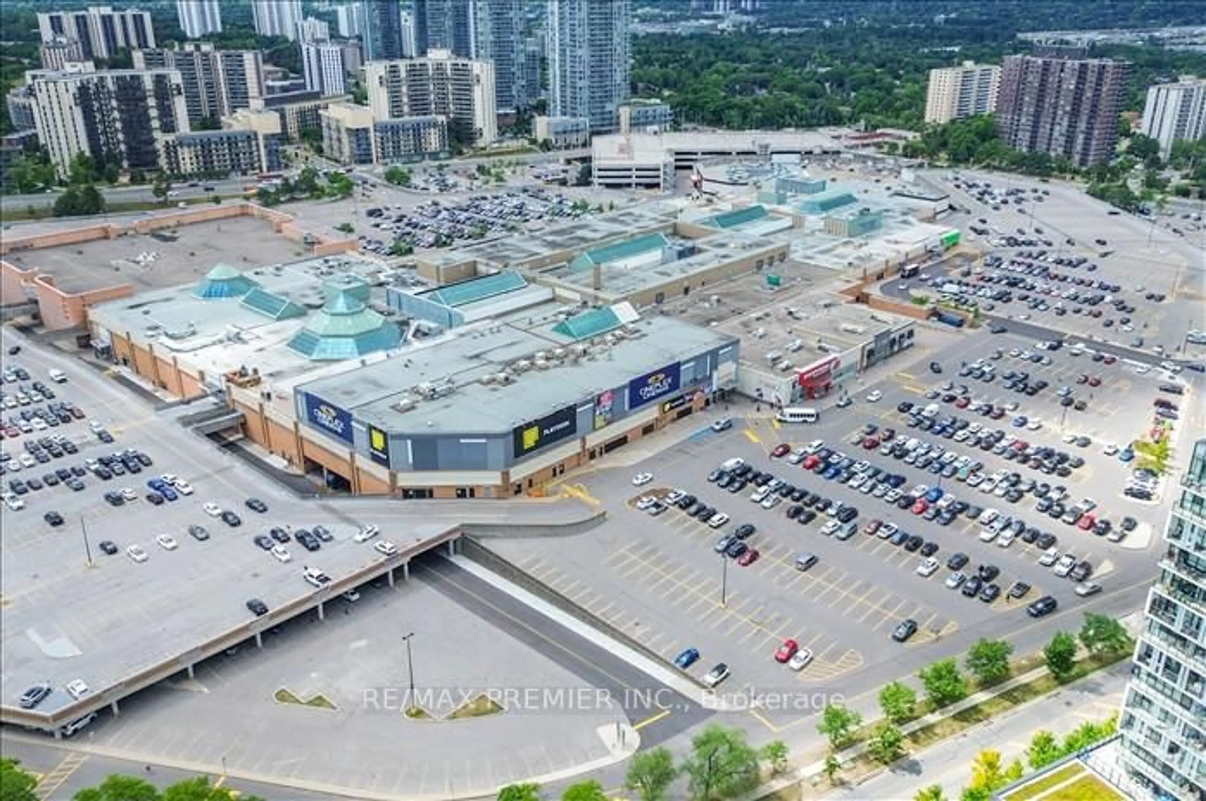 A pic from outside/outdoor area/front of a property/back of a property/a pic from drone, street for 180 Fairview Mall Dr, Toronto Ontario M2J 0G4