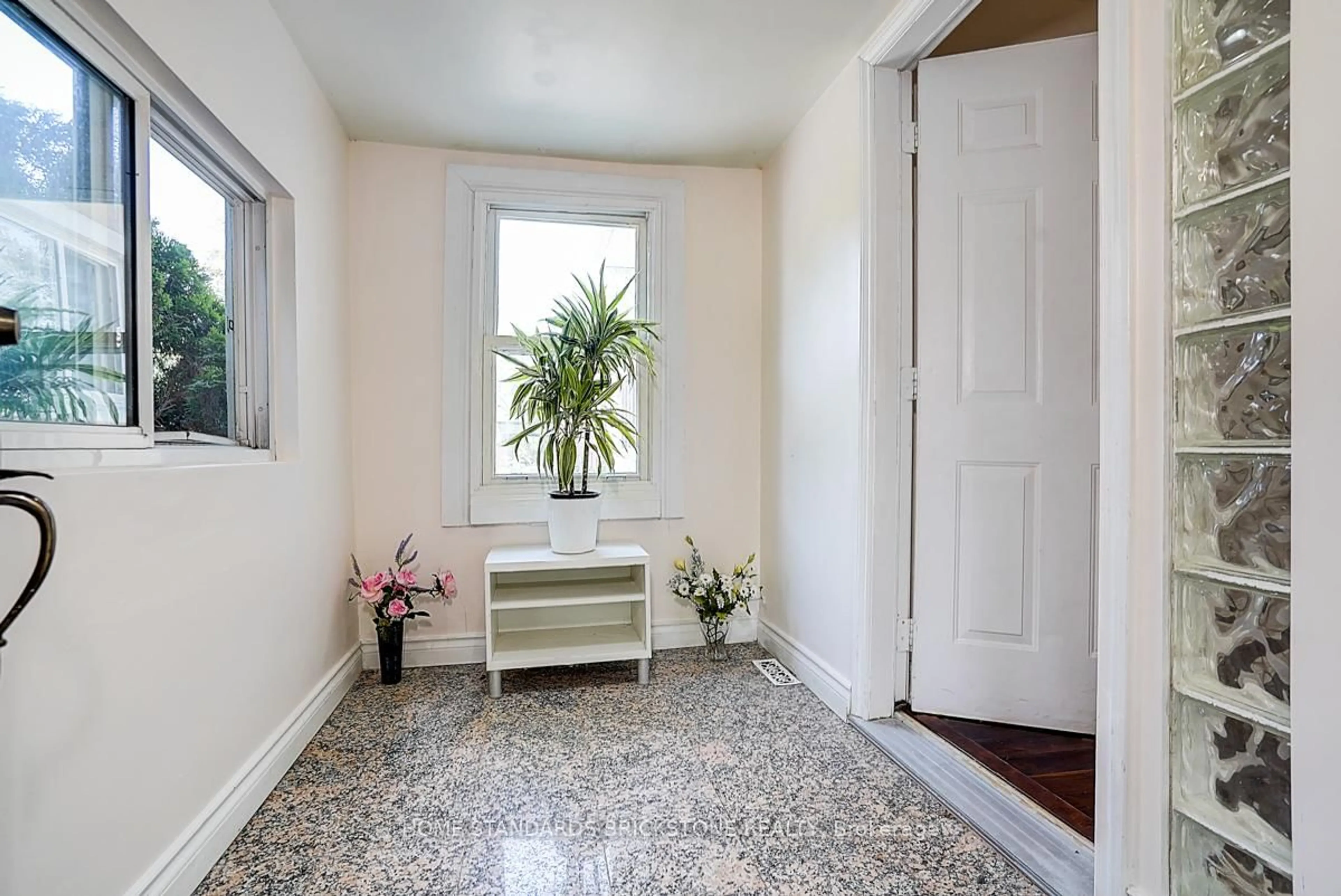 Indoor entryway for 99 Harlandale Ave, Toronto Ontario M2N 1P2
