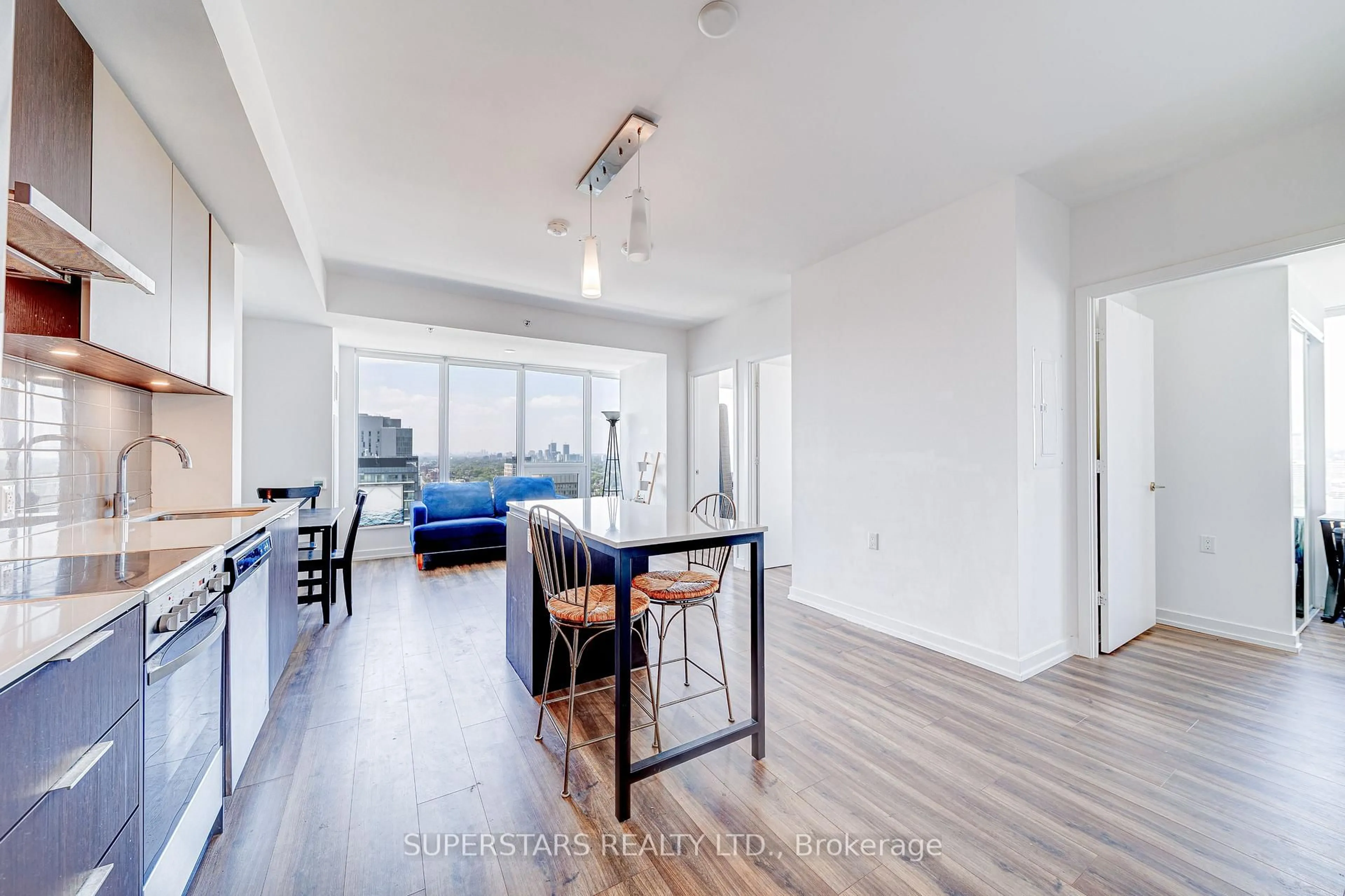 Unknown for 203 College St #2004, Toronto Ontario M5T 1P9