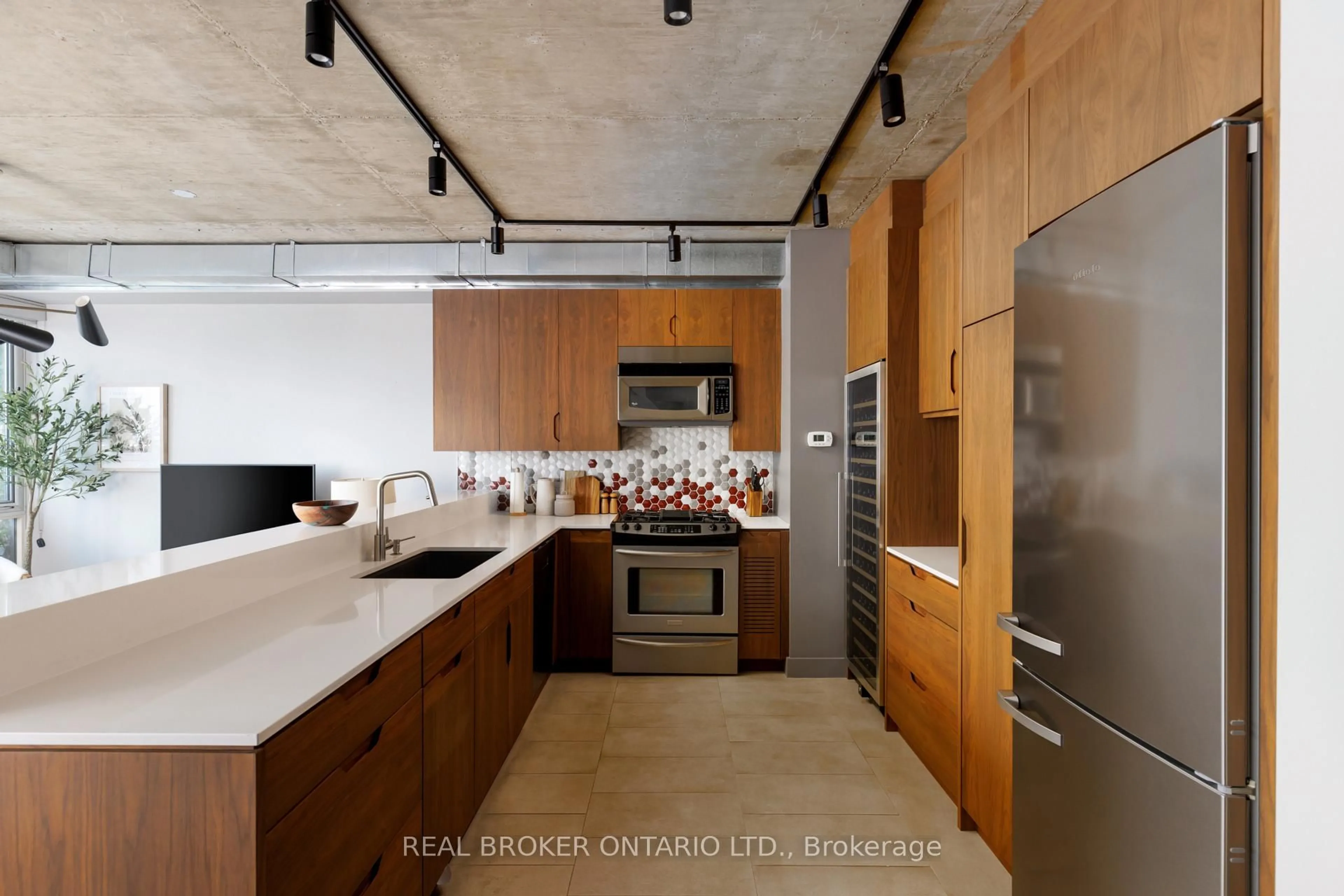 Contemporary kitchen, cement floor for 38 Niagara St #PH08, Toronto Ontario M5V 3X1