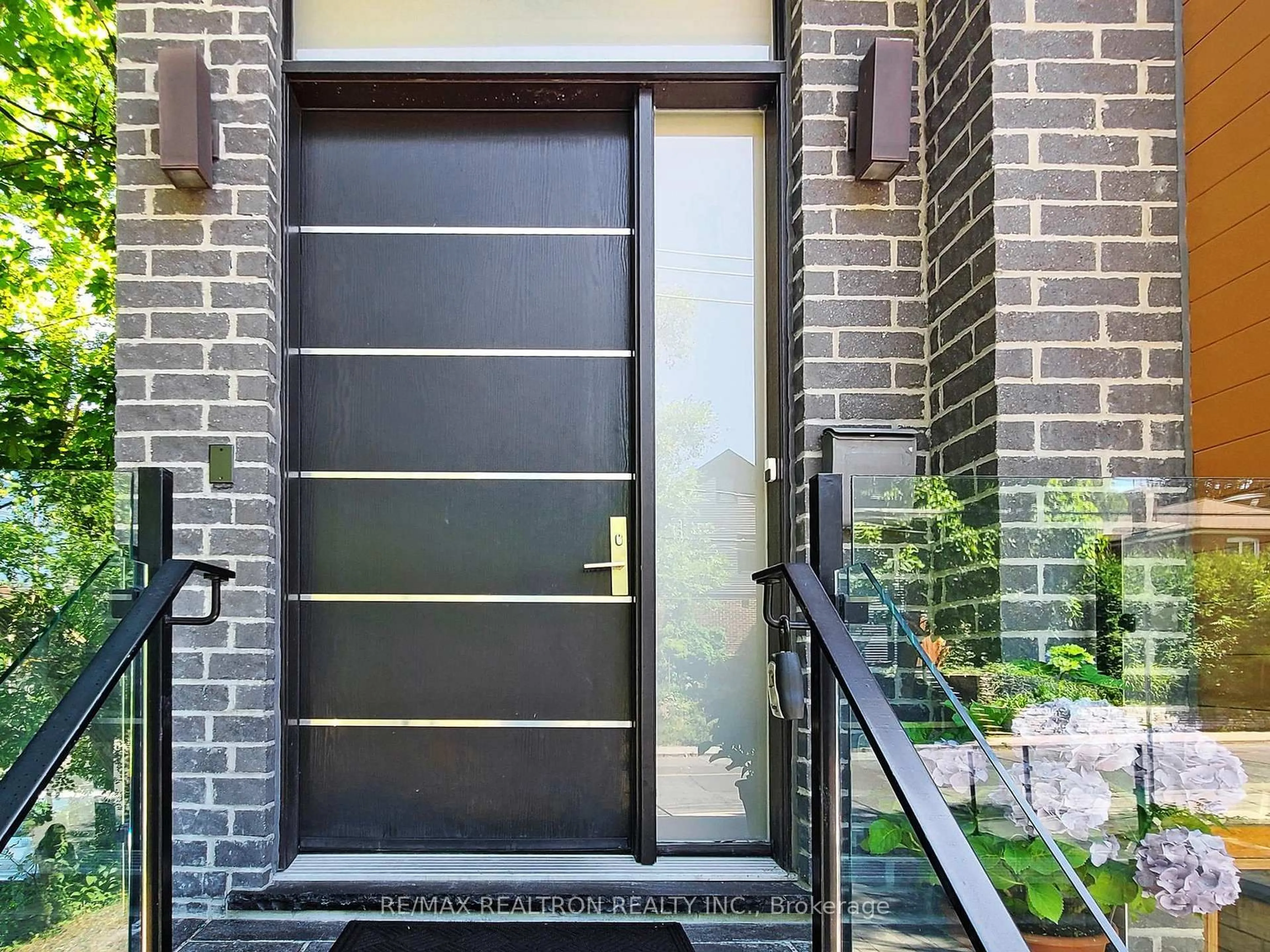 Indoor entryway for 23 Cardiff Rd, Toronto Ontario M4P 2N6