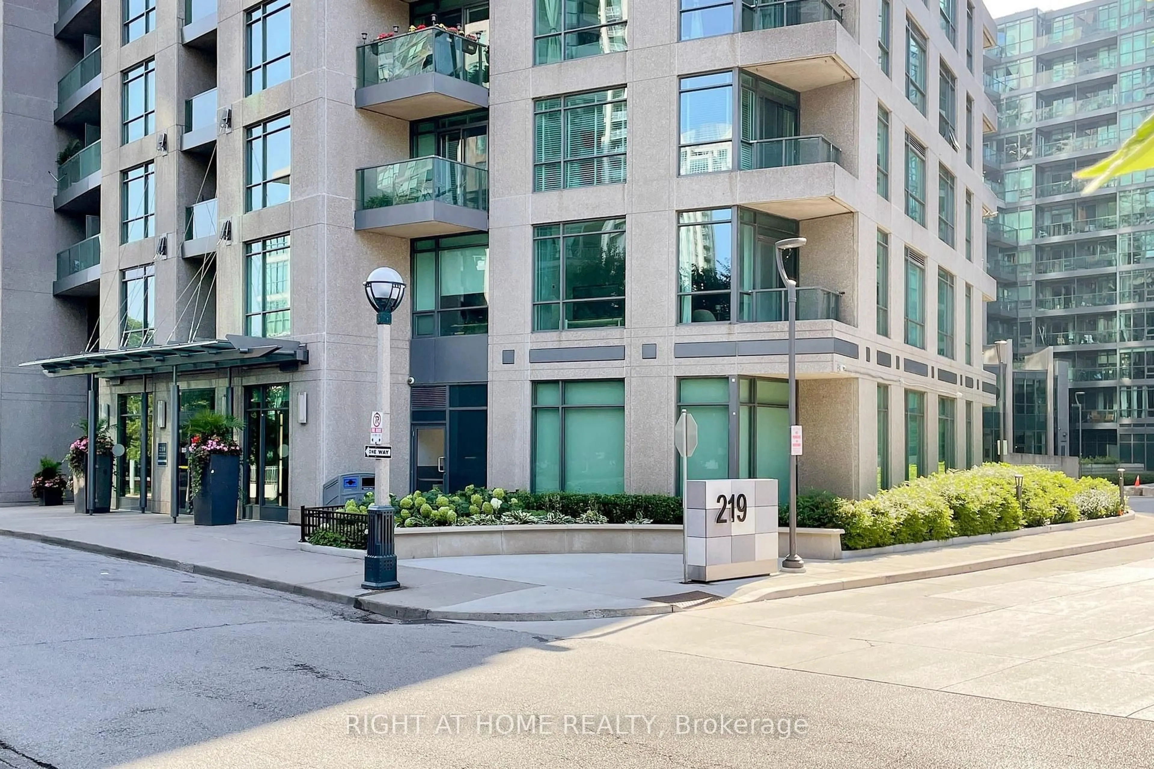 Indoor foyer for 219 Fort York Blvd #2205, Toronto Ontario M5V 1B1