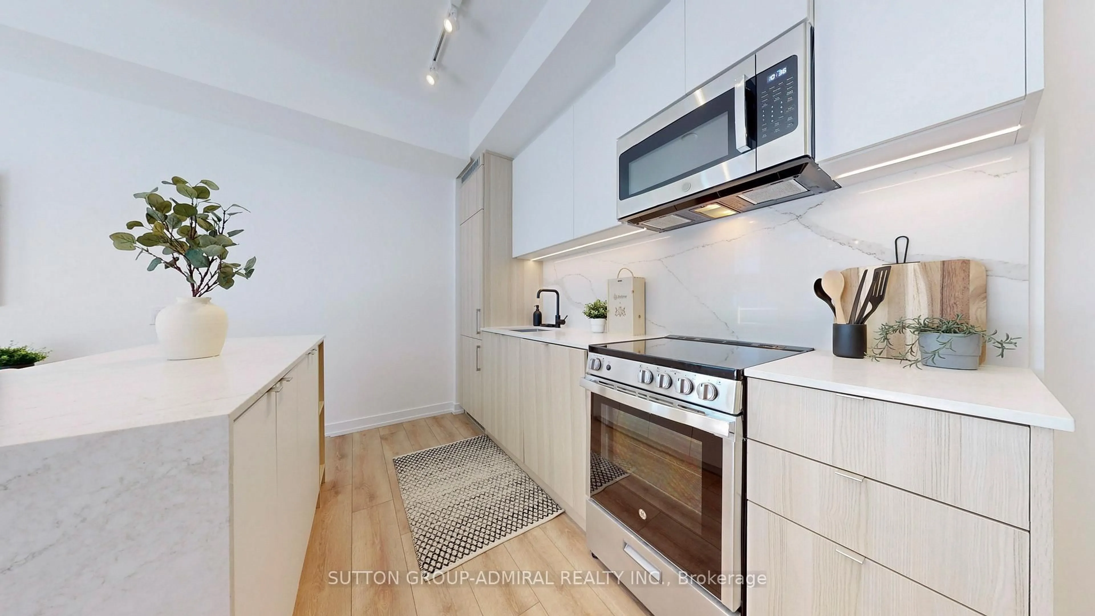Standard kitchen, unknown for 500 Dupont St, Toronto Ontario M6G 0B8